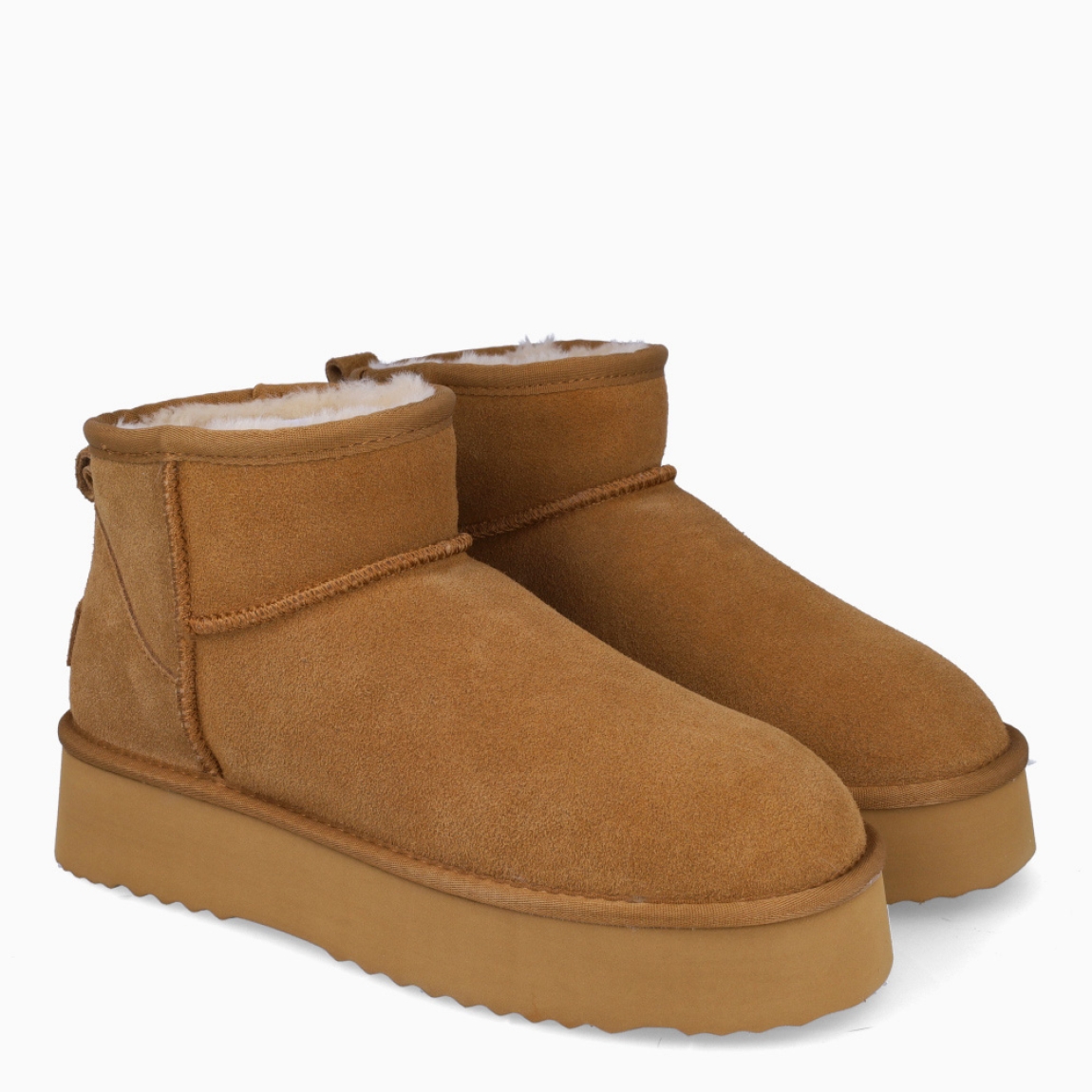 Botines tipo UGG de la marca VARM, modelo MORES DB MINI. Botines fabricados en antel serraje color marrón. Interior en borreguillo que mantiene el pie caliente en los días mas fríos. Piso de goma sintética con plataforma de 3 centímetros. Botines Varm MORES DB MINI, ideales para esta temporada!