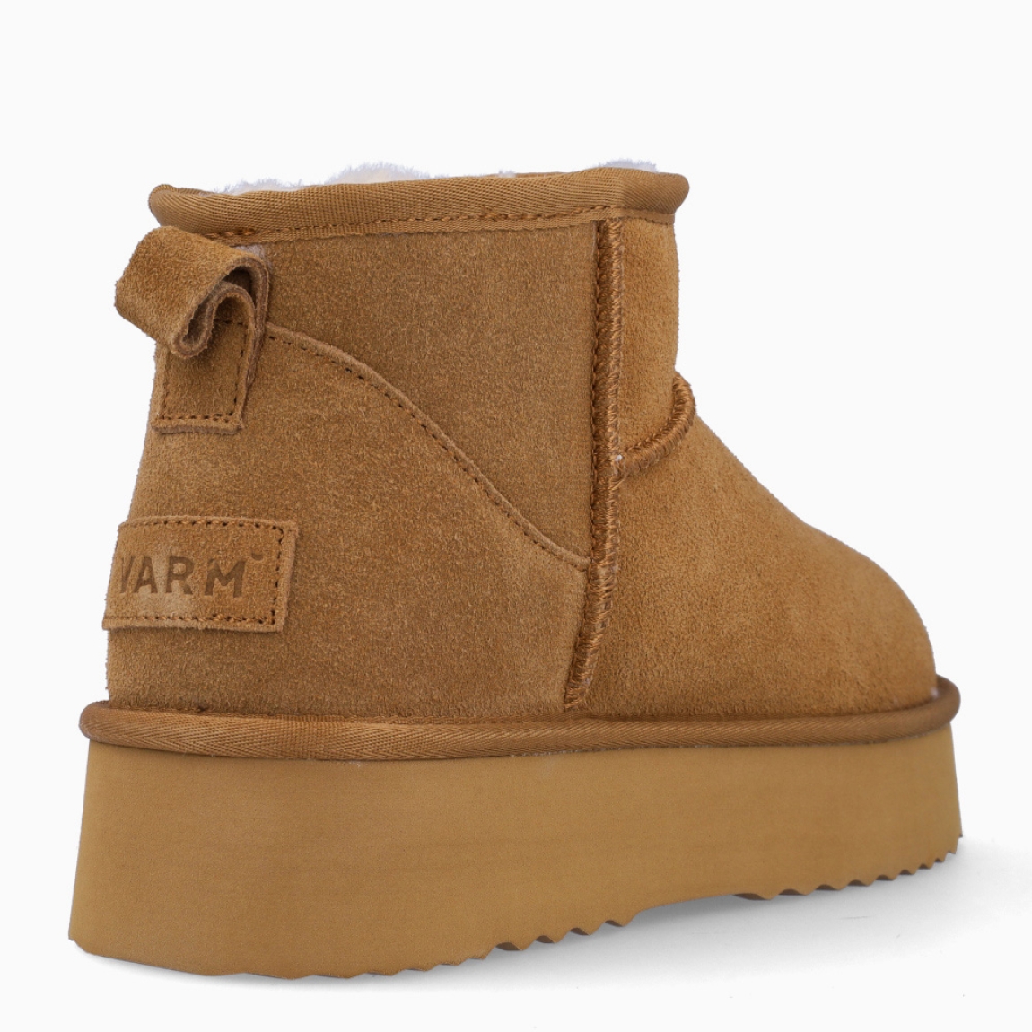 Botines tipo UGG de la marca VARM, modelo MORES DB MINI. Botines fabricados en antel serraje color marrón. Interior en borreguillo que mantiene el pie caliente en los días mas fríos. Piso de goma sintética con plataforma de 3 centímetros. Botines Varm MORES DB MINI, ideales para esta temporada!