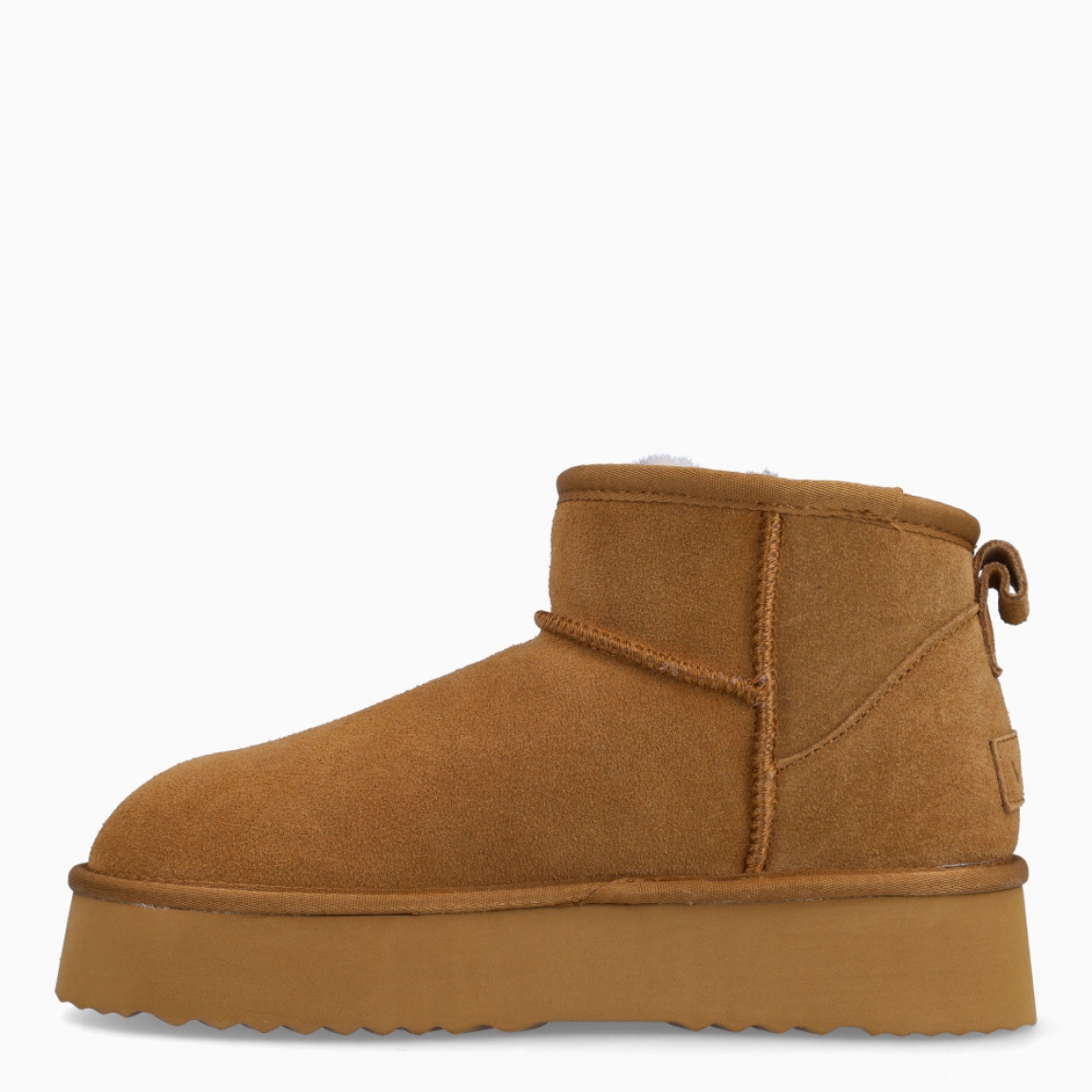 Botines tipo UGG de la marca VARM, modelo MORES DB MINI. Botines fabricados en antel serraje color marrón. Interior en borreguillo que mantiene el pie caliente en los días mas fríos. Piso de goma sintética con plataforma de 3 centímetros. Botines Varm MORES DB MINI, ideales para esta temporada!