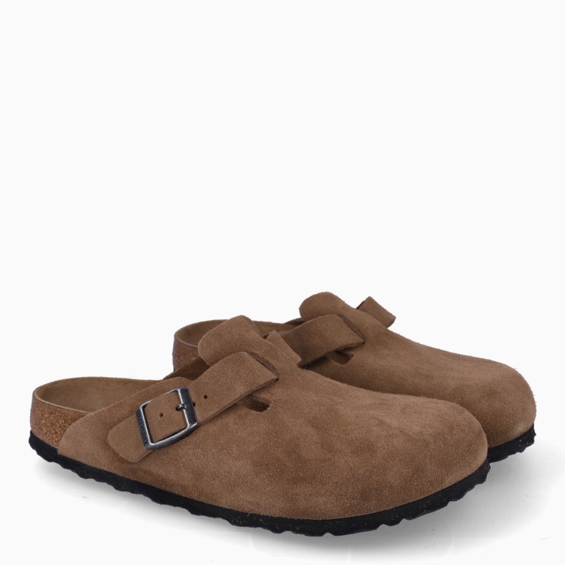 Zuecos de la marca Birkenstock, modelo BOSTON SOFT. Zuecos elaborados de ante color cuero. Cierre de los zuecos con hebilla y suela plana de goma. Estos zuecos Birkenstock BOSTON SOFT son ideales para complementar tus looks de temporada. No puede faltar en tu armario.