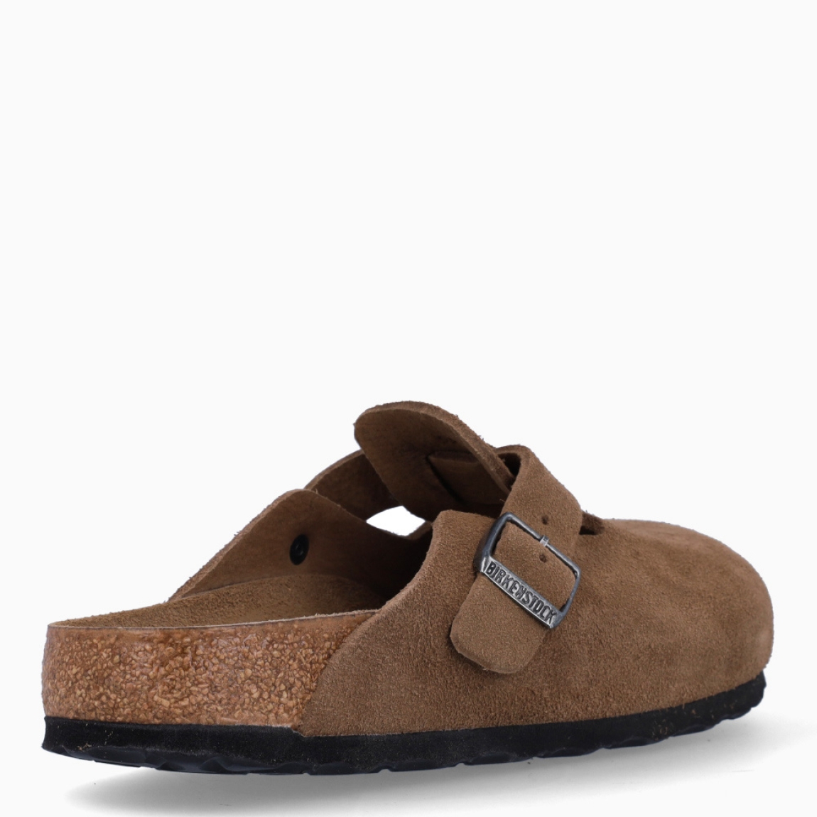 Zuecos de la marca Birkenstock, modelo BOSTON SOFT. Zuecos elaborados de ante color cuero. Cierre de los zuecos con hebilla y suela plana de goma. Estos zuecos Birkenstock BOSTON SOFT son ideales para complementar tus looks de temporada. No puede faltar en tu armario.