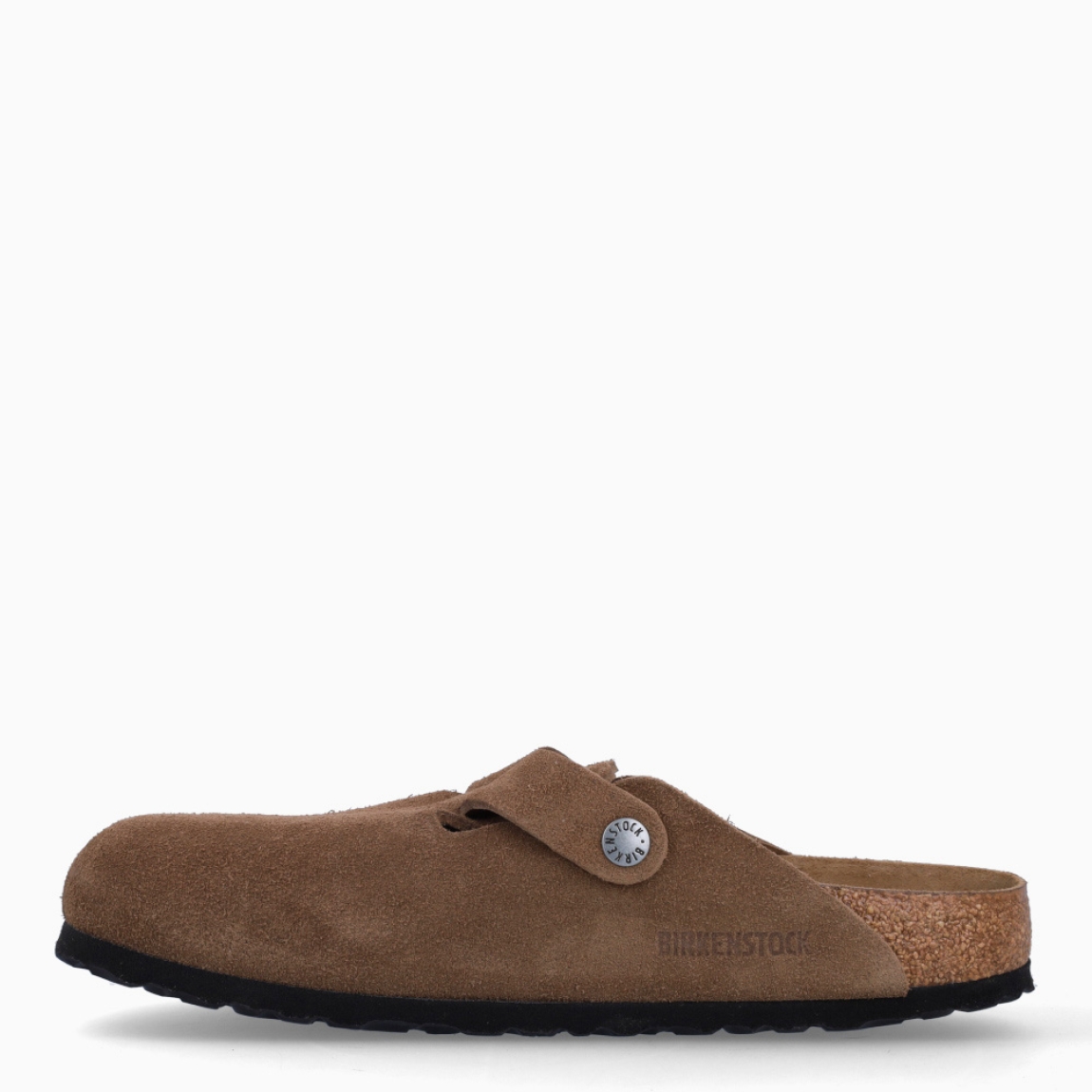 Zuecos de la marca Birkenstock, modelo BOSTON SOFT. Zuecos elaborados de ante color cuero. Cierre de los zuecos con hebilla y suela plana de goma. Estos zuecos Birkenstock BOSTON SOFT son ideales para complementar tus looks de temporada. No puede faltar en tu armario.