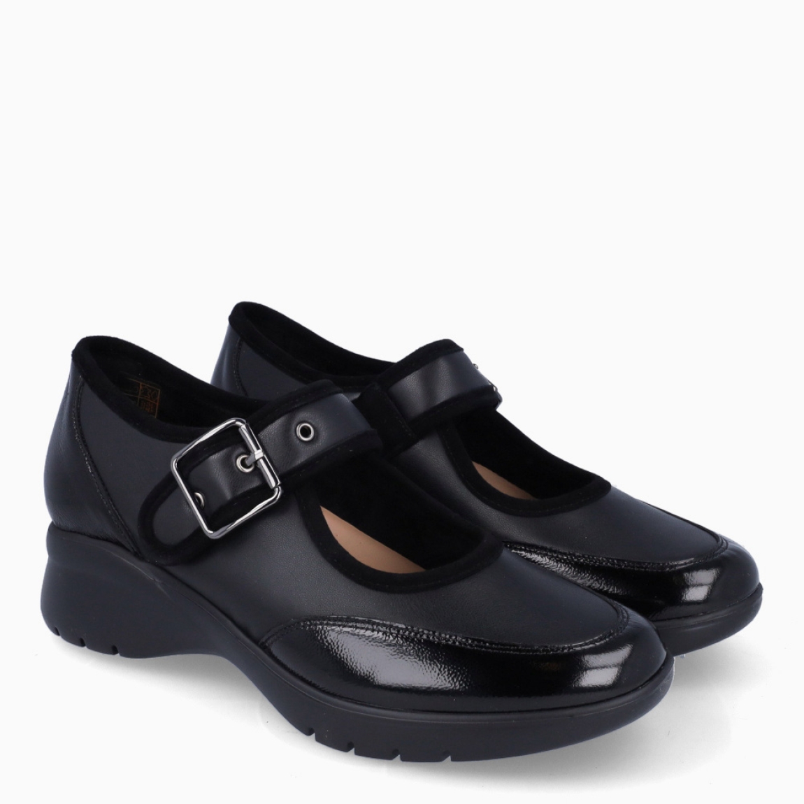 Merceditas de la marca PieSanto, modelo RENATA. Exterior en piel color negor con punta redonda. Interior color beig con plantilla acolchada y extraíble. Cierre de las merceditas PieSanto con hebilla y suela de goma con cuña de 4cm de altura. Estas merceditas PieSanto RENATA son un complemento con estilo y combinables con diferentes looks!