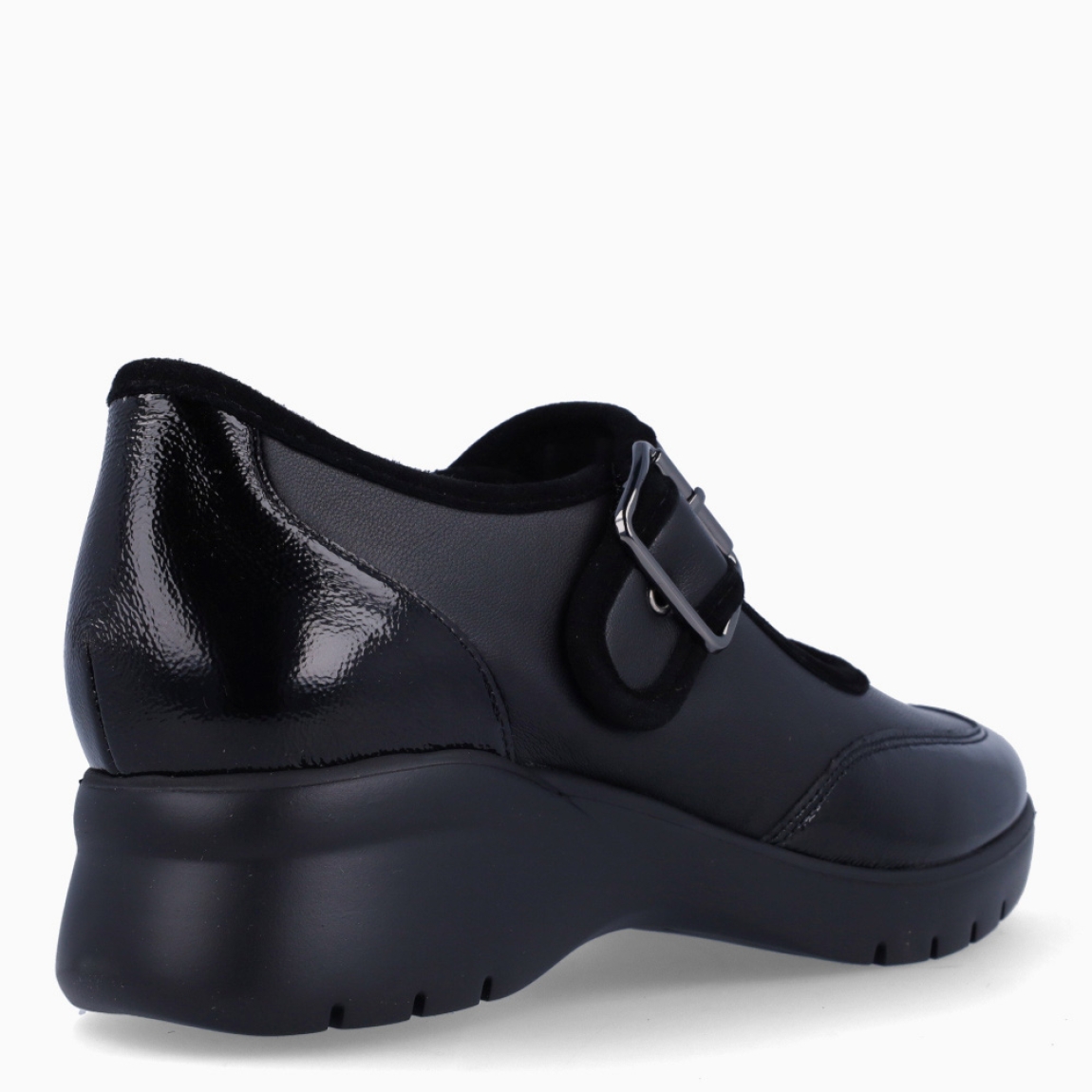 Merceditas de la marca PieSanto, modelo RENATA. Exterior en piel color negor con punta redonda. Interior color beig con plantilla acolchada y extraíble. Cierre de las merceditas PieSanto con hebilla y suela de goma con cuña de 4cm de altura. Estas merceditas PieSanto RENATA son un complemento con estilo y combinables con diferentes looks!