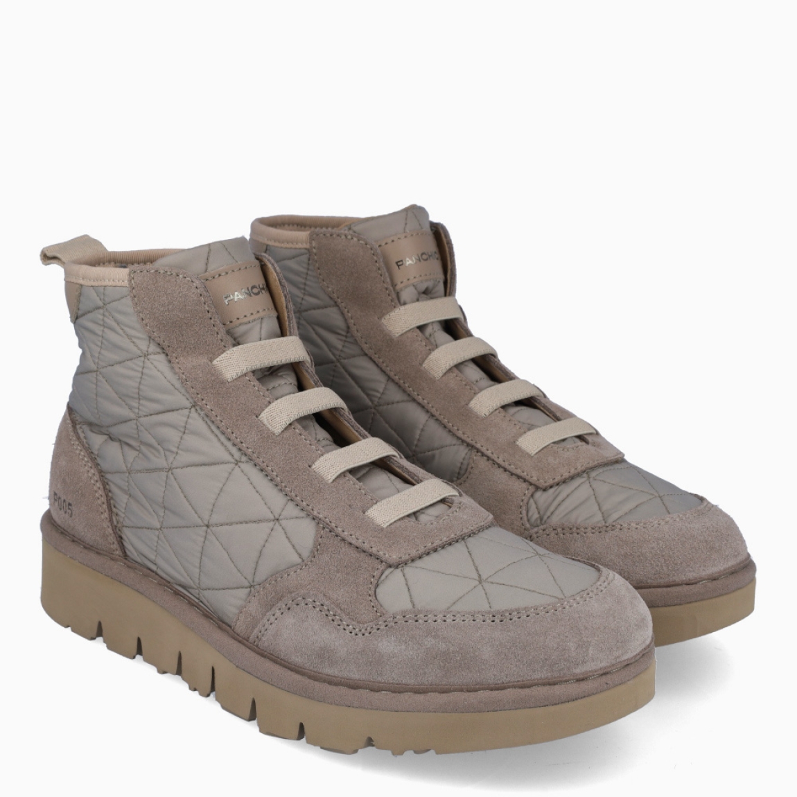 Botín de la marca Panchic, modelo ANKLE BOOT P05. Exterior del botín de nylon acolchado y ante de color taupe. Interior del botín de piel de color taupe y forro de pelo sintético. Cierre del botín con cordones elásticos que se adaptan al pie. Botín acolchado con 3cm de cuña, incluyendo 2 cm de plataforma. El botín Panchic ANKLE BOOT P05 tiene la comodidad que necesitas en tu día a día. Un must-have para esta temporada de otoño-invierno!