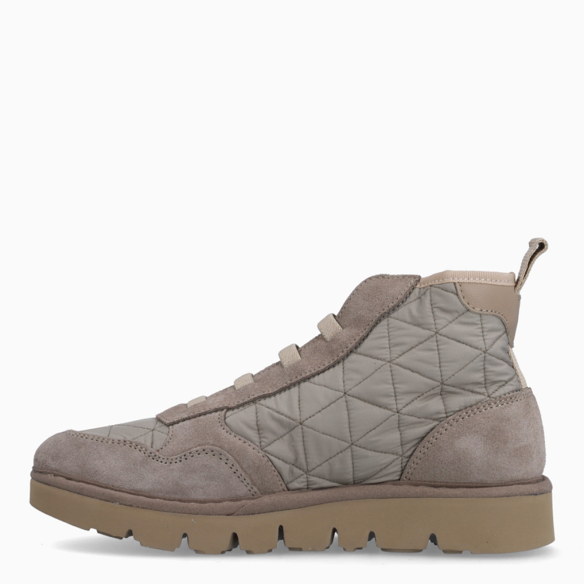 Botín de la marca Panchic, modelo ANKLE BOOT P05. Exterior del botín de nylon acolchado y ante de color taupe. Interior del botín de piel de color taupe y forro de pelo sintético. Cierre del botín con cordones elásticos que se adaptan al pie. Botín acolchado con 3cm de cuña, incluyendo 2 cm de plataforma. El botín Panchic ANKLE BOOT P05 tiene la comodidad que necesitas en tu día a día. Un must-have para esta temporada de otoño-invierno!