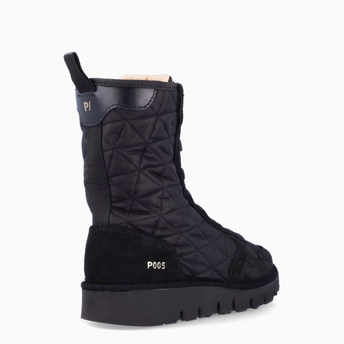 Botín de la marca Panchic, modelo ANKLE BOOT P05. Exterior del botín de nylon acolchado color negro. Interior del botín de piel de color negro y forro de pelo sintético. Cierre del botín con cordones elásticos que se adaptan al pie. Botín acolchado con 3cm de cuña, incluyendo 2cm de plataforma. El botín Panchic ANKLE BOOT P_05 tiene la comodidad que necesitas en tu día a día. Un must-have para esta temporada de otoño-invierno!