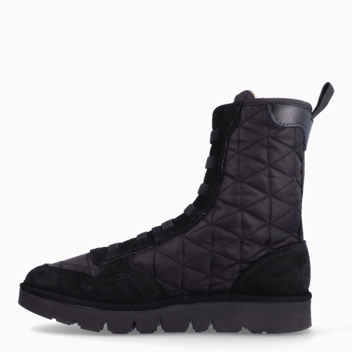 Botín de la marca Panchic, modelo ANKLE BOOT P05. Exterior del botín de nylon acolchado color negro. Interior del botín de piel de color negro y forro de pelo sintético. Cierre del botín con cordones elásticos que se adaptan al pie. Botín acolchado con 3cm de cuña, incluyendo 2cm de plataforma. El botín Panchic ANKLE BOOT P_05 tiene la comodidad que necesitas en tu día a día. Un must-have para esta temporada de otoño-invierno!