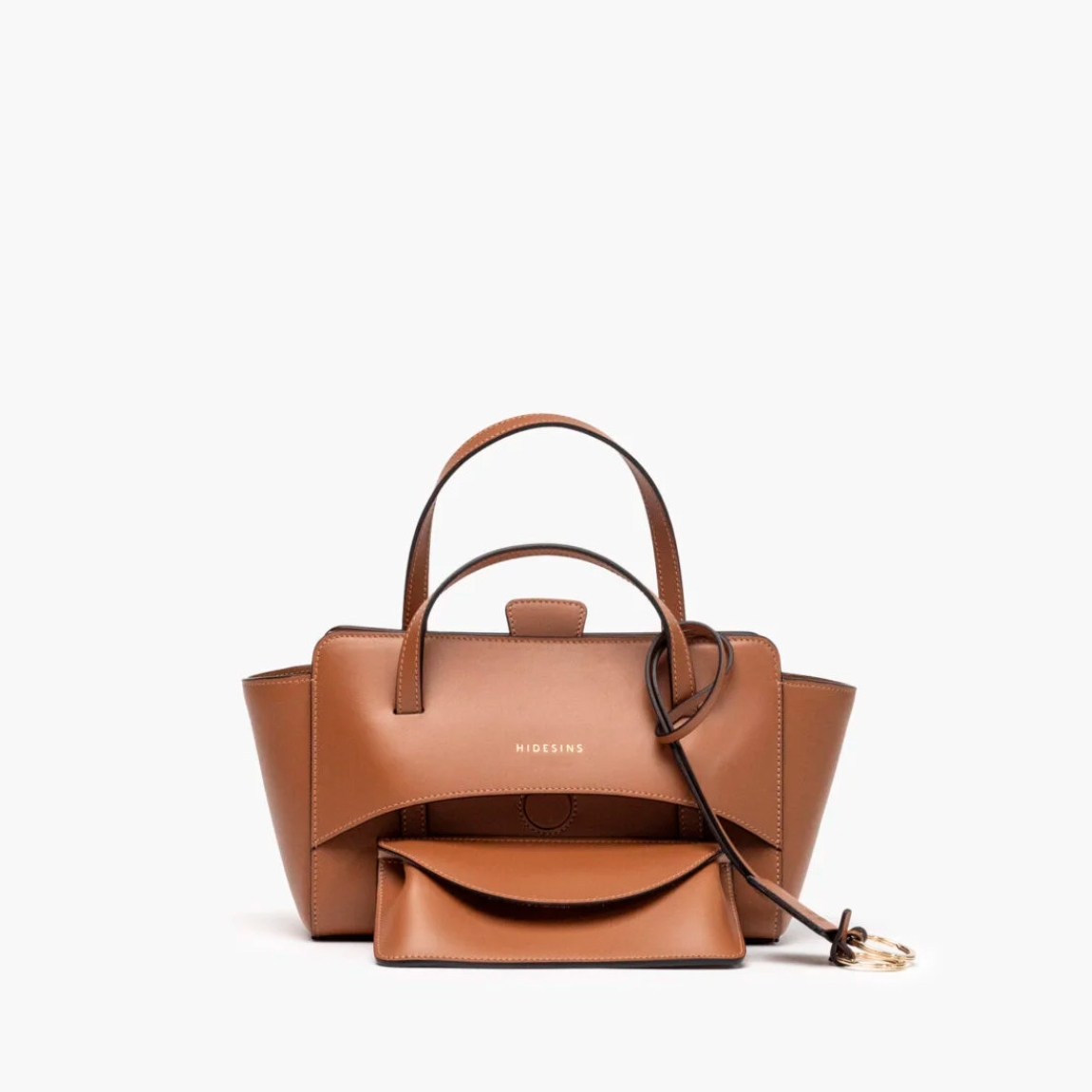 Bolso de la marca Hidesins, modelo FLAP S. Elaborado en piel de alta calidad color marrón con estampado de logotipo en frente. Bolso con botón magnético, correa bandolera ajustable y extraíble. Herrajes metálicos chapados en oro y bolsillos interiores. Medidas: alto 14cm y ancho 22cm. Este bolso Hidesins FLAP S está confecciado con elegancia, un complemento ideal para resaltar tus looks!