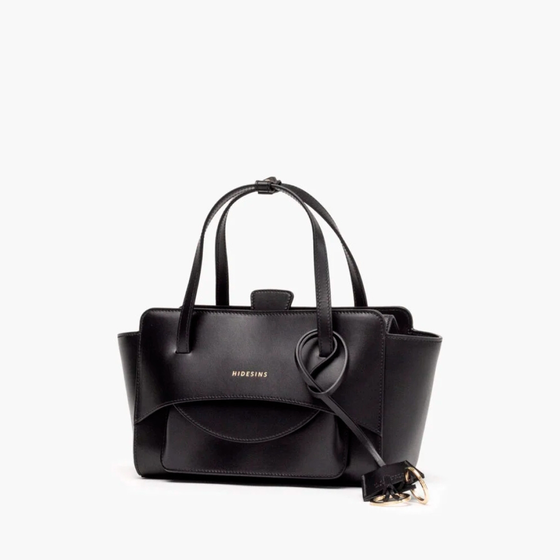 Bolso de la marca Hidesins, modelo FLAP S. Elaborado en piel de alta calidad color negro con estampado de logotipo en frente. Bolso con botón magnético, correa bandolera ajustable y extraíble. Herrajes metálicos chapados en oro y bolsillos interiores. Medidas: alto 14cm y ancho 22cm. Este bolso Hidesins FLAP S está confecciado con elegancia, un complemento ideal para resaltar tus looks!