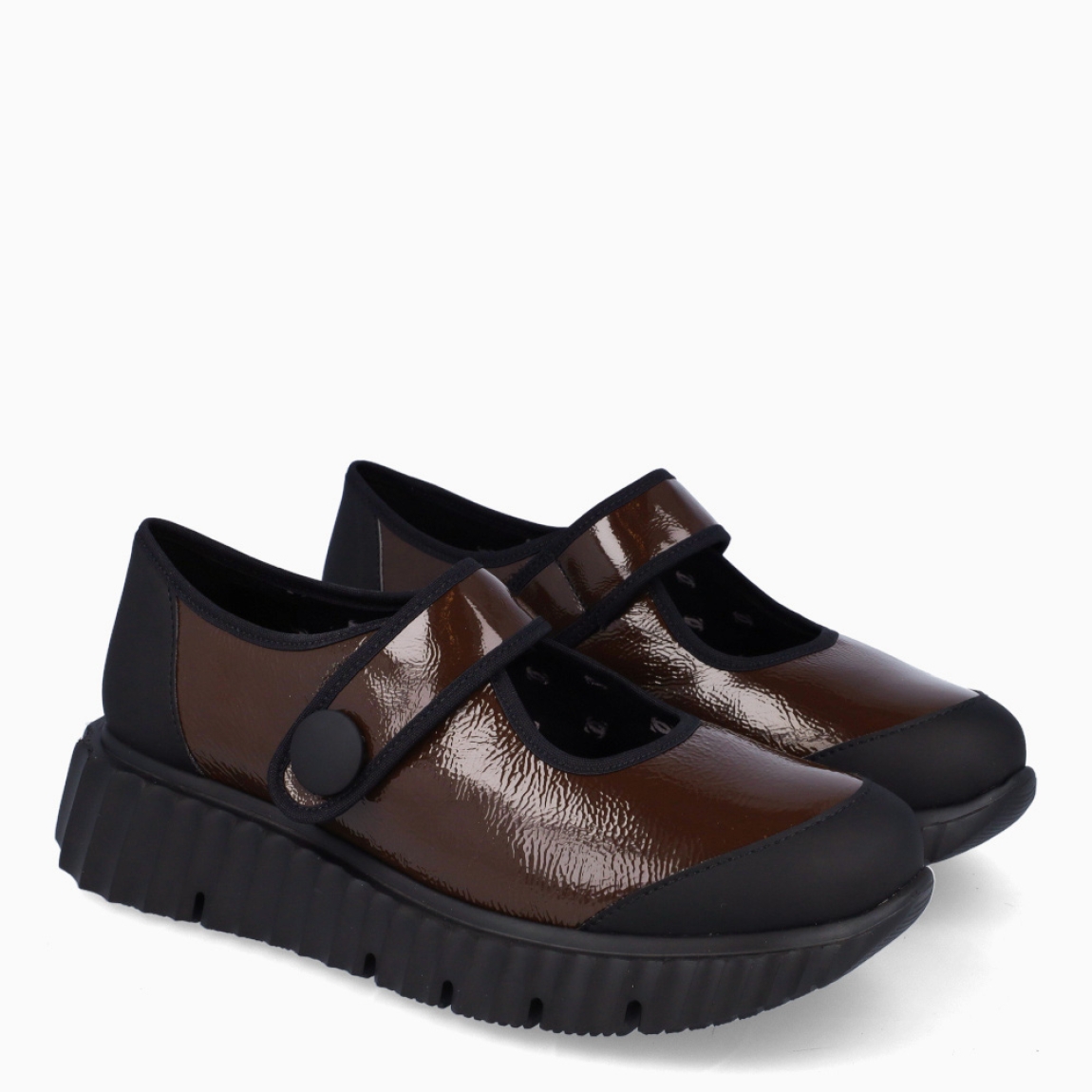 Merceditas de la marca Comfort Class, modelo MERRY. Exterior en charol color marrón. Interior en piel color negro. Cierre de las merceditas con velcro y suela de goma dentada con cuña de 4cm de altura. Estas merceditas Comfort Class MERRY son ideales para crear looks cómodos esta temporada!