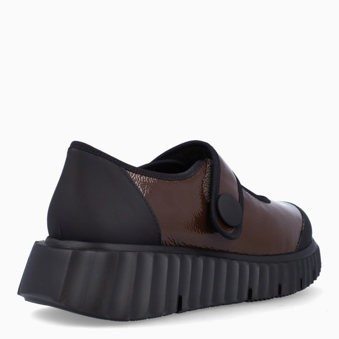 Merceditas de la marca Comfort Class, modelo MERRY. Exterior en charol color marrón. Interior en piel color negro. Cierre de las merceditas con velcro y suela de goma dentada con cuña de 4cm de altura. Estas merceditas Comfort Class MERRY son ideales para crear looks cómodos esta temporada!