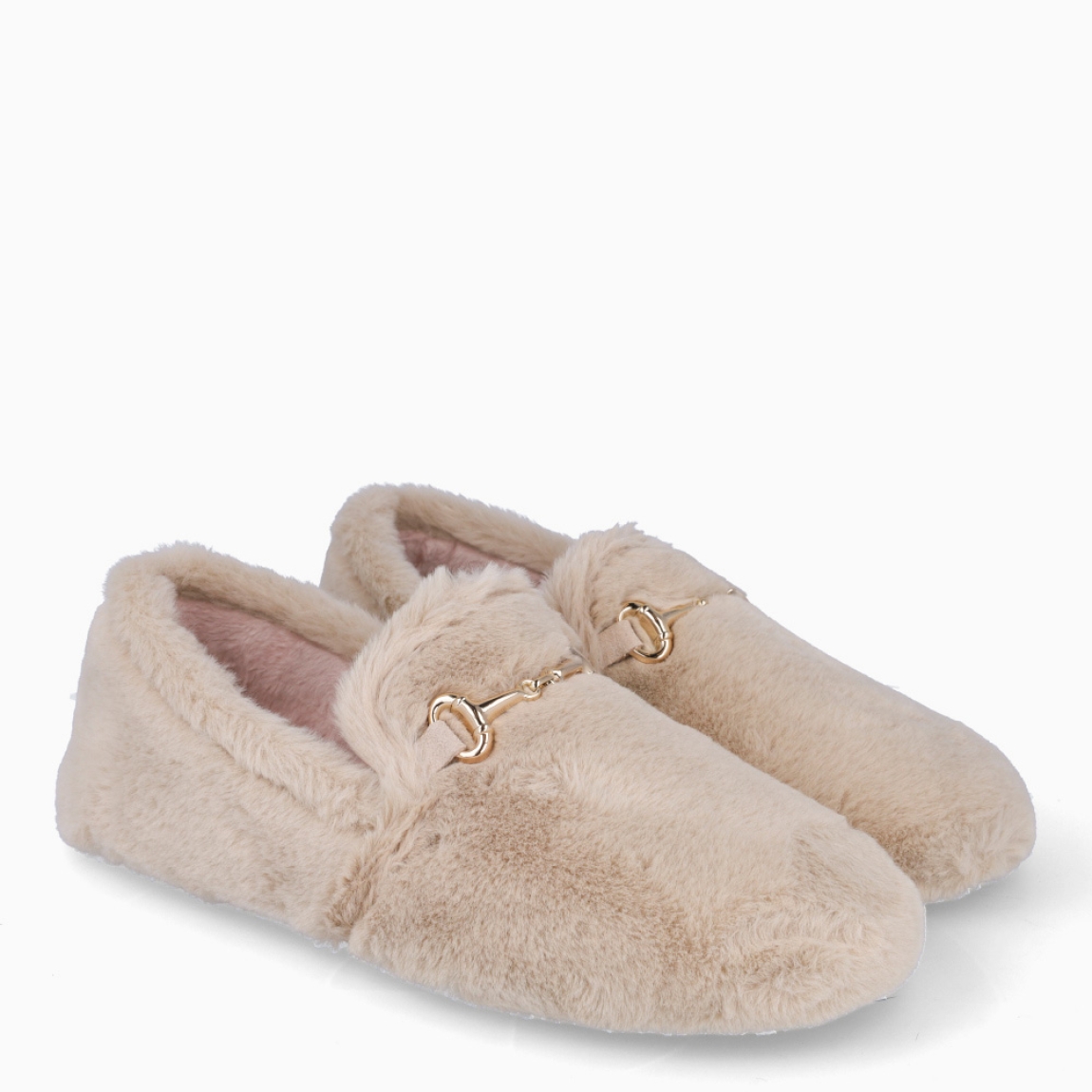 Zapatillas de casa la marca Macarena modelo ANAIS29. Exterior de pelo de color beig con detalle de hebilla en la pala. Suela de goma.