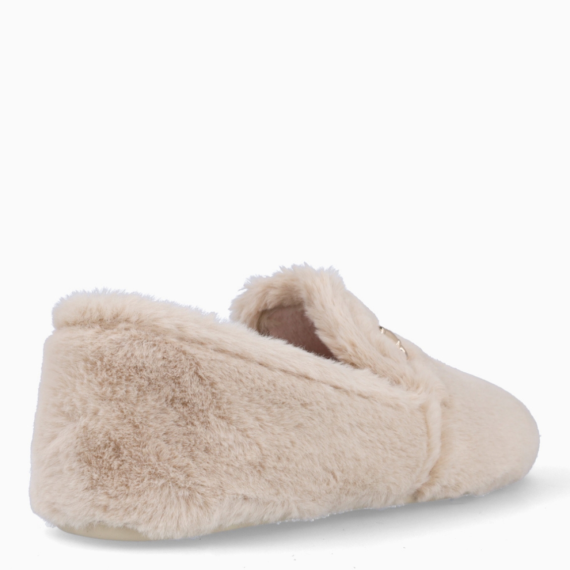 Zapatillas de casa la marca Macarena modelo ANAIS29. Exterior de pelo de color beig con detalle de hebilla en la pala. Suela de goma.