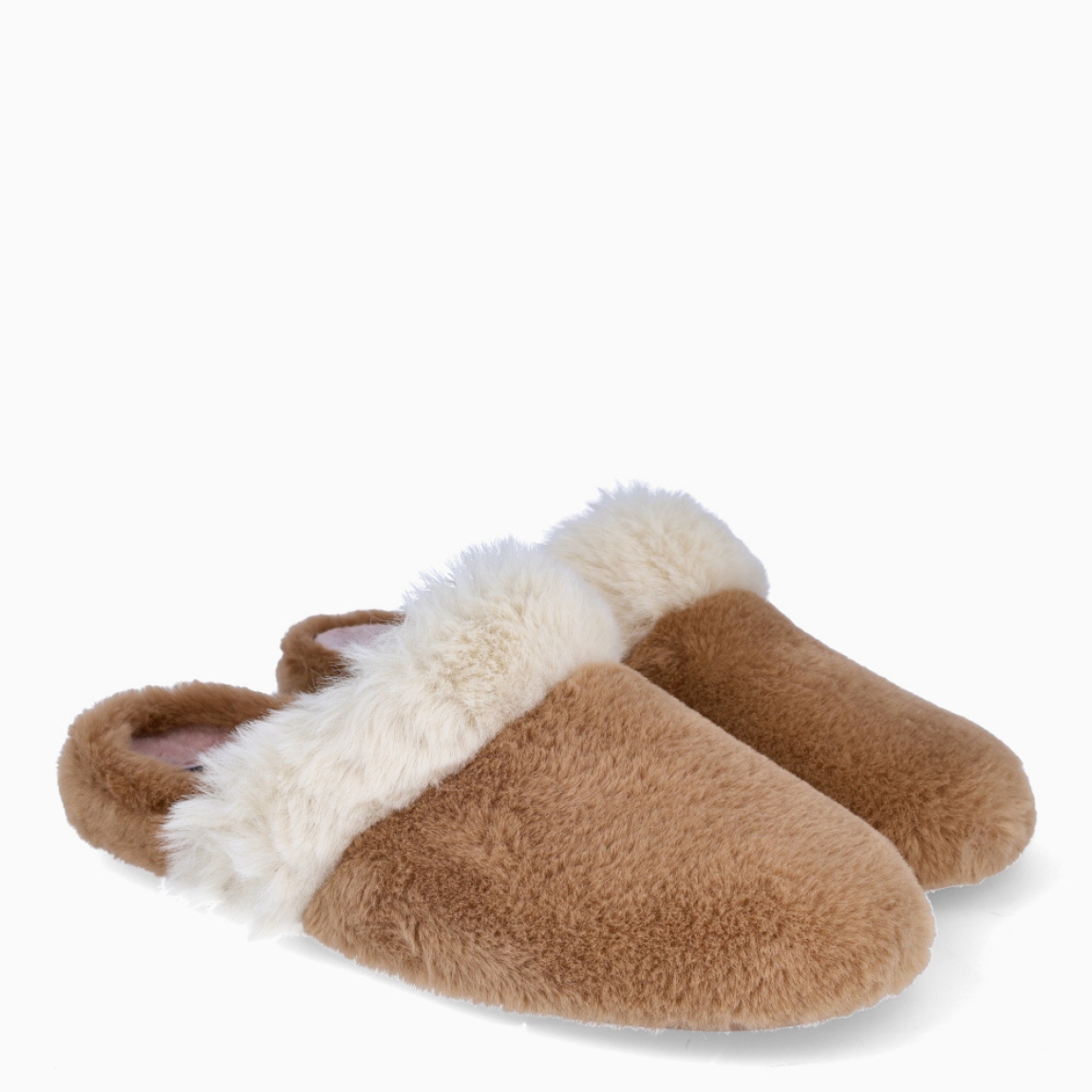 Zapatilla de estar por casa de la marca Macarena, modelo ANAIS172. Exterior en pelo de color marrón. Interior en pelo de color nude. Altura de la suela 1 cm. Plantilla extraíble de poliuretano. Ideales para ir perfectay cómoda en casa. No pueden faltar un tu armario!