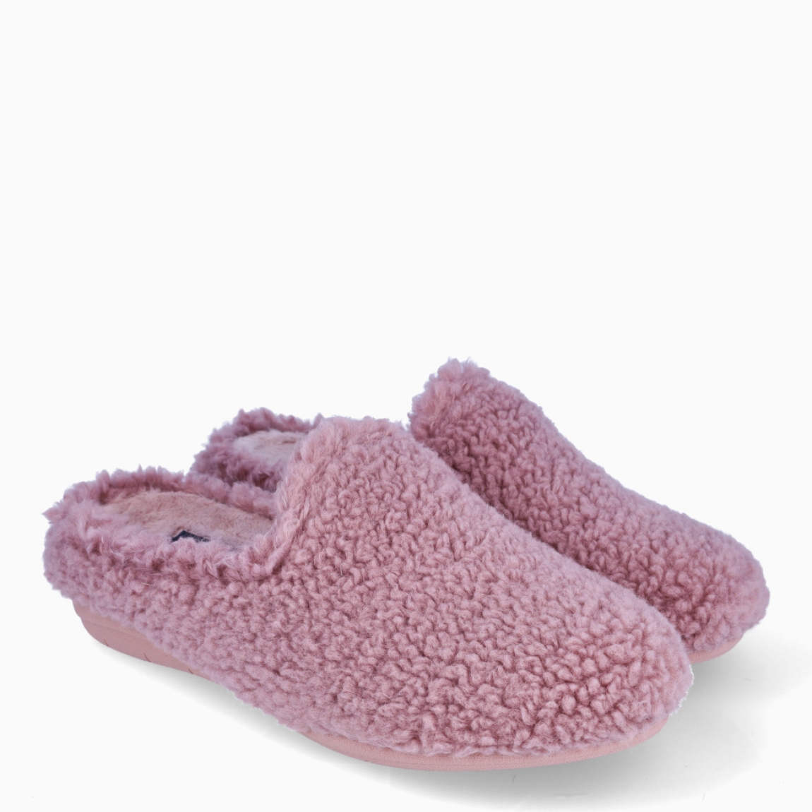 Zapatilla de estar por casa de la marca Macarena, modelo GEMA86. Exterior en lana color rosa. Interior en pelo de color nude. Altura de la suela 1 cm. Plantilla extraíble de poliuretano. Ideales para ir perfectay cómoda en casa. No pueden faltar un tu armario!
