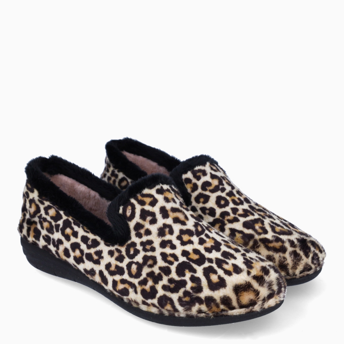 Zapatilla de estar por casa de la marca Macarena, modelo GEMA80. Exterior en microfibra con estampado animal print de leopardo. Interior en pelo de color nude. Altura de la suela 1 cm. Plantilla extraíble de poliuretano. Ideales para ir perfectay cómoda en casa. No pueden faltar un tu armario!
