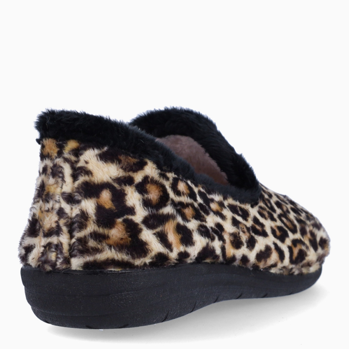 Zapatilla de estar por casa de la marca Macarena, modelo GEMA80. Exterior en microfibra con estampado animal print de leopardo. Interior en pelo de color nude. Altura de la suela 1 cm. Plantilla extraíble de poliuretano. Ideales para ir perfectay cómoda en casa. No pueden faltar un tu armario!