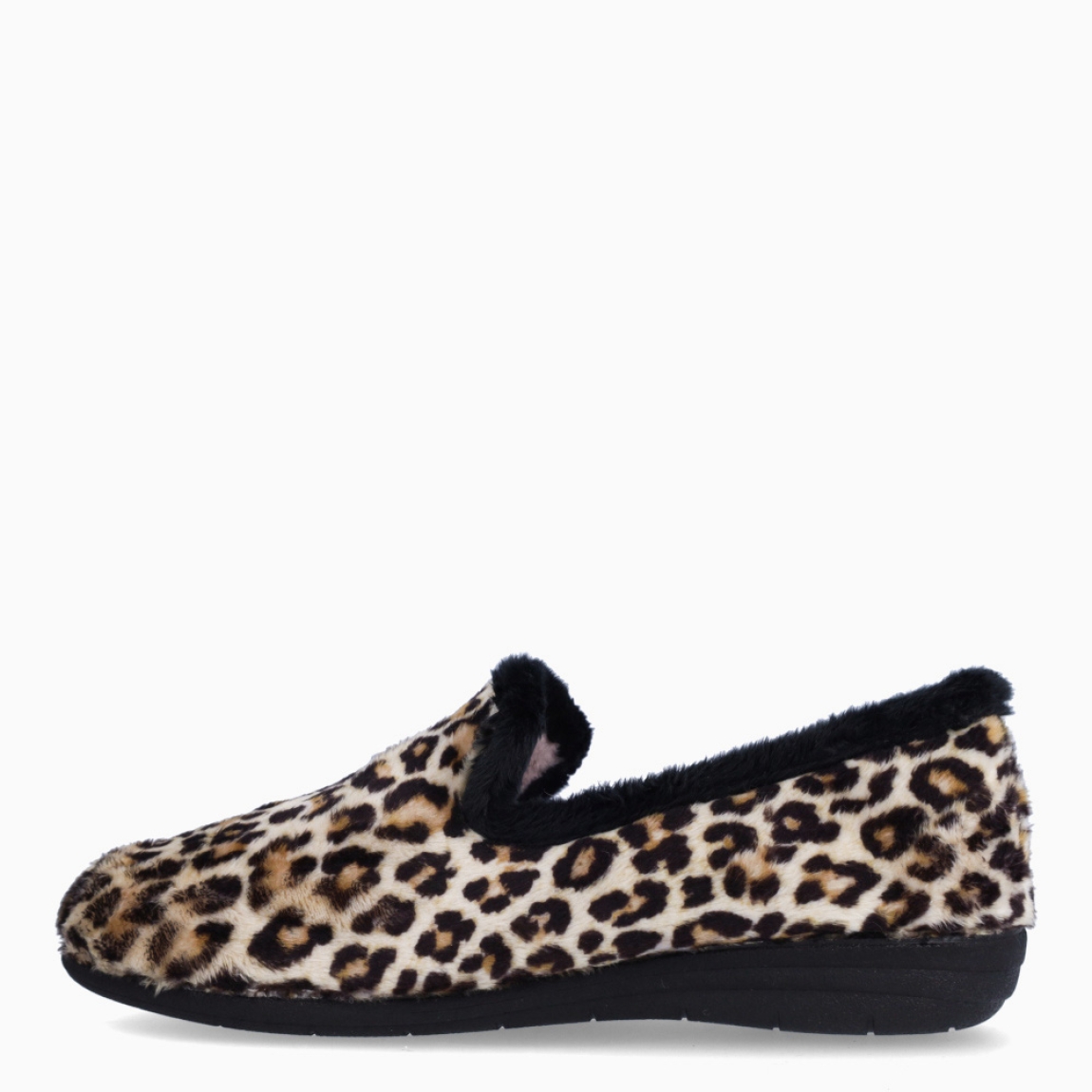 Zapatilla de estar por casa de la marca Macarena, modelo GEMA80. Exterior en microfibra con estampado animal print de leopardo. Interior en pelo de color nude. Altura de la suela 1 cm. Plantilla extraíble de poliuretano. Ideales para ir perfectay cómoda en casa. No pueden faltar un tu armario!