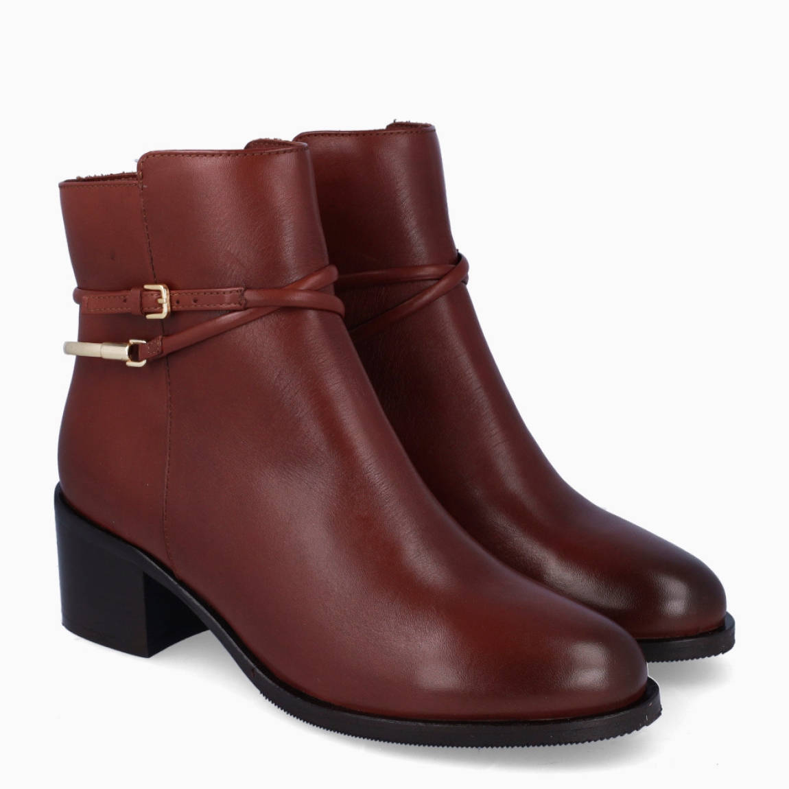 Botines de la marca Itse, modelo URUSLA. Exterior en piel color marrón con detalle de hebilla y logotipo en dorado. Interior en piel color marrón. Cierre de botines Itse con cremallera y suela con tacón de 6cm. Estos botines Itse URSULA son un complemento ideal para ti!