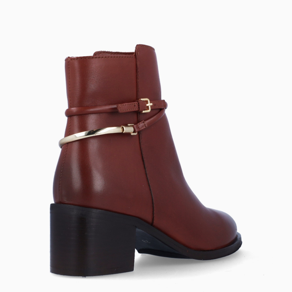 Botines de la marca Itse, modelo URUSLA. Exterior en piel color marrón con detalle de hebilla y logotipo en dorado. Interior en piel color marrón. Cierre de botines Itse con cremallera y suela con tacón de 6cm. Estos botines Itse URSULA son un complemento ideal para ti!