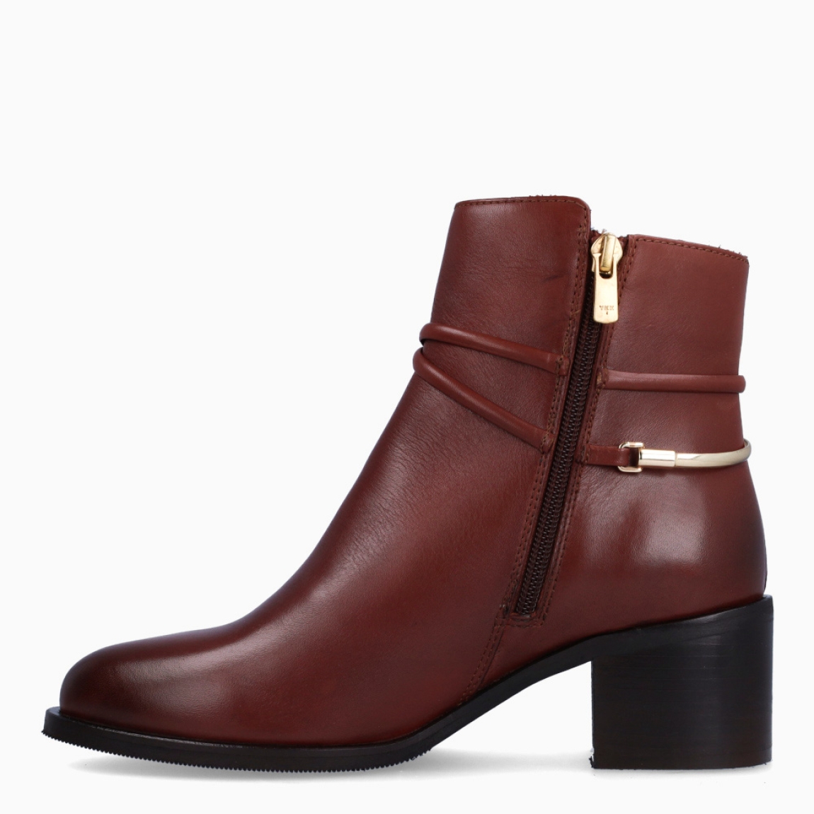 Botines de la marca Itse, modelo URUSLA. Exterior en piel color marrón con detalle de hebilla y logotipo en dorado. Interior en piel color marrón. Cierre de botines Itse con cremallera y suela con tacón de 6cm. Estos botines Itse URSULA son un complemento ideal para ti!