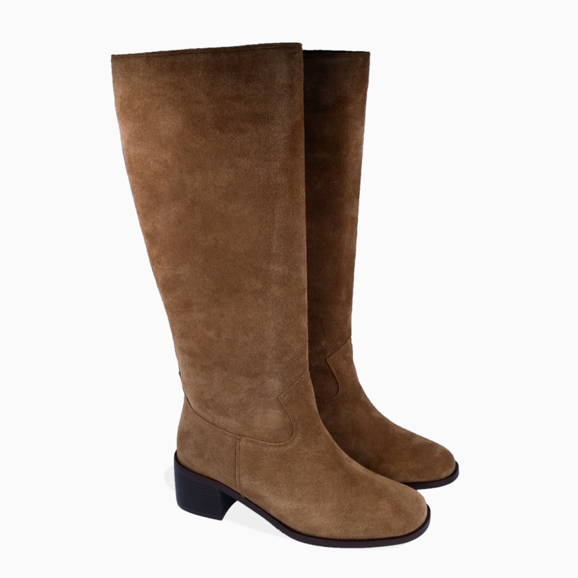 Botas de la marca Itse, modelo NORTH. Exterior elaboradas en ante color taupe. Interior en piel color taupe. Botas Itse con caña alta. Estas botas Itse NORTH son una tendencia esta temporada, marcarán un estilo único en tus looks!