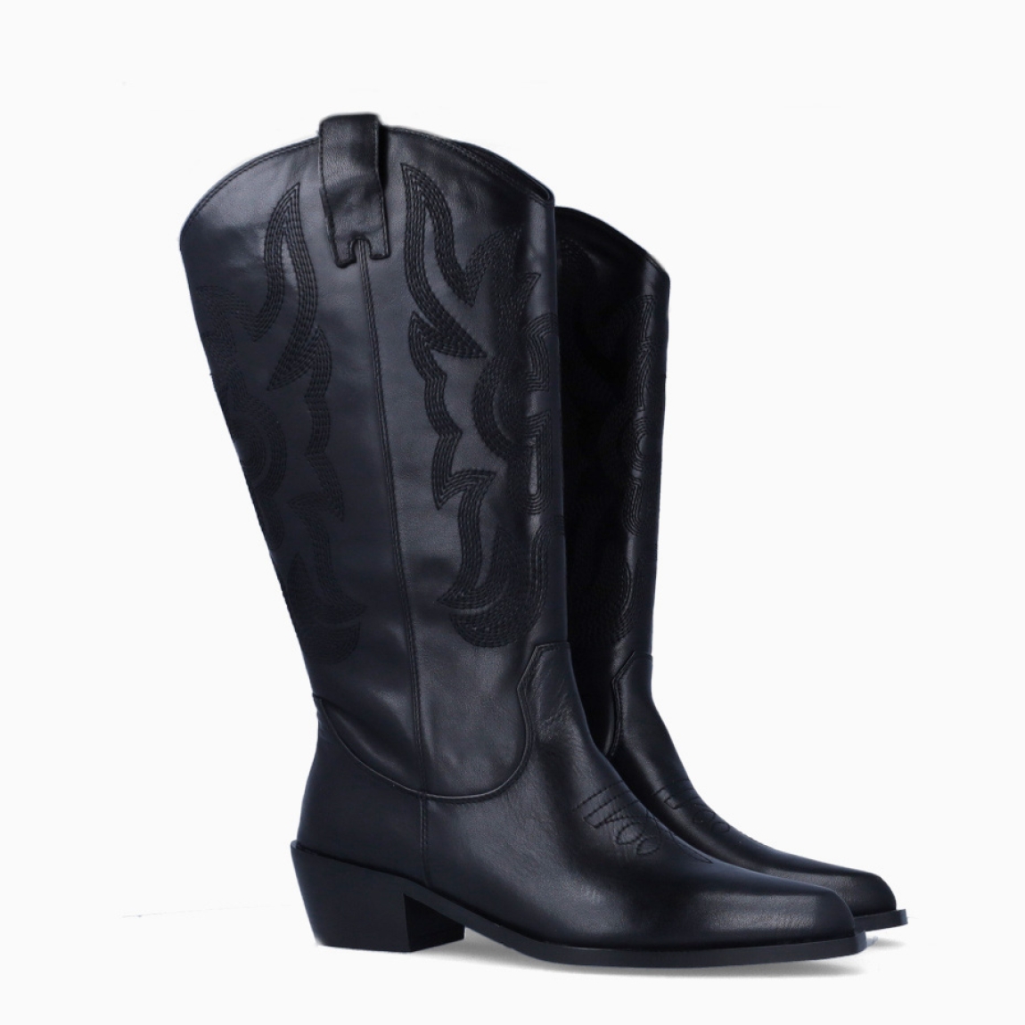 Botas campera de la marca Itse, modelo COSTA. Exterior elaboradas en piel color negro. Interior en piel color negro. Botas Itse con tacón de 4cm. Estas botas Itse COSTA son una tendencia esta temporada, marcarán un estilo único en tus looks!