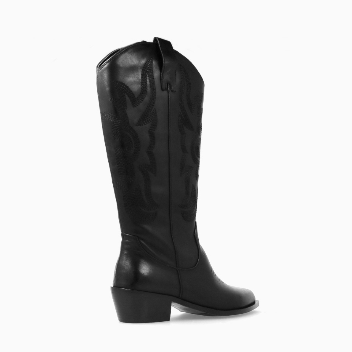 Botas campera de la marca Itse, modelo COSTA. Exterior elaboradas en piel color negro. Interior en piel color negro. Botas Itse con tacón de 4cm. Estas botas Itse COSTA son una tendencia esta temporada, marcarán un estilo único en tus looks!