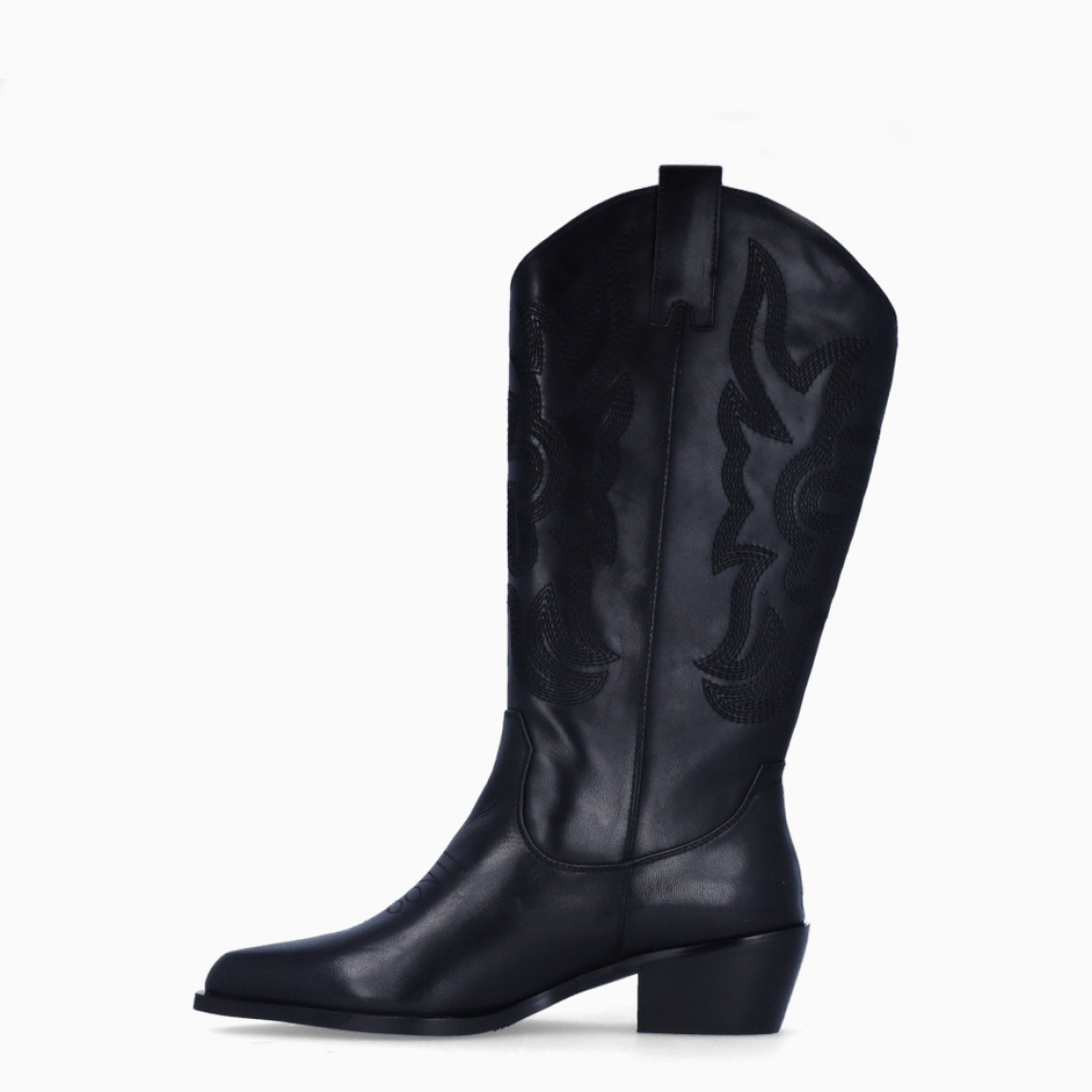 Botas campera de la marca Itse, modelo COSTA. Exterior elaboradas en piel color negro. Interior en piel color negro. Botas Itse con tacón de 4cm. Estas botas Itse COSTA son una tendencia esta temporada, marcarán un estilo único en tus looks!