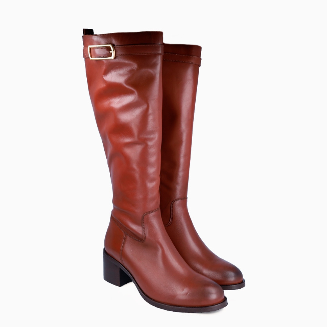 Botas de la marca Itse, modelo TANYA. Exterior en piel color marrón con hebilla de metal. Interior en piel color marrón. Cierre con cremallera. Esta bota larga Itse tiene un tacón de 6cm. Modelo TANYA ideal para estilizar tus looks de temporada!