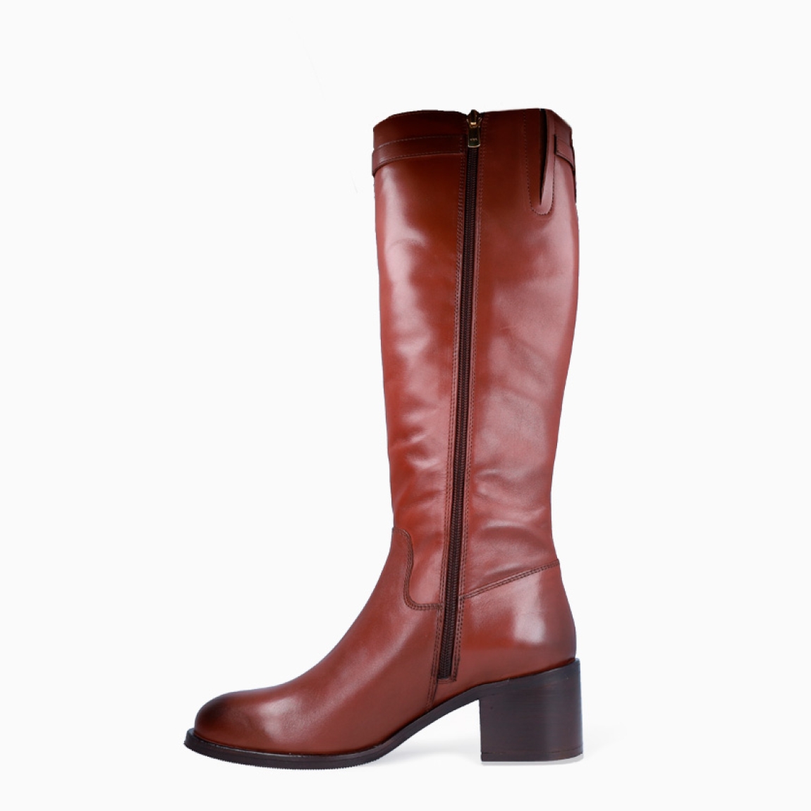 Botas de la marca Itse, modelo TANYA. Exterior en piel color marrón con hebilla de metal. Interior en piel color marrón. Cierre con cremallera. Esta bota larga Itse tiene un tacón de 6cm. Modelo TANYA ideal para estilizar tus looks de temporada!