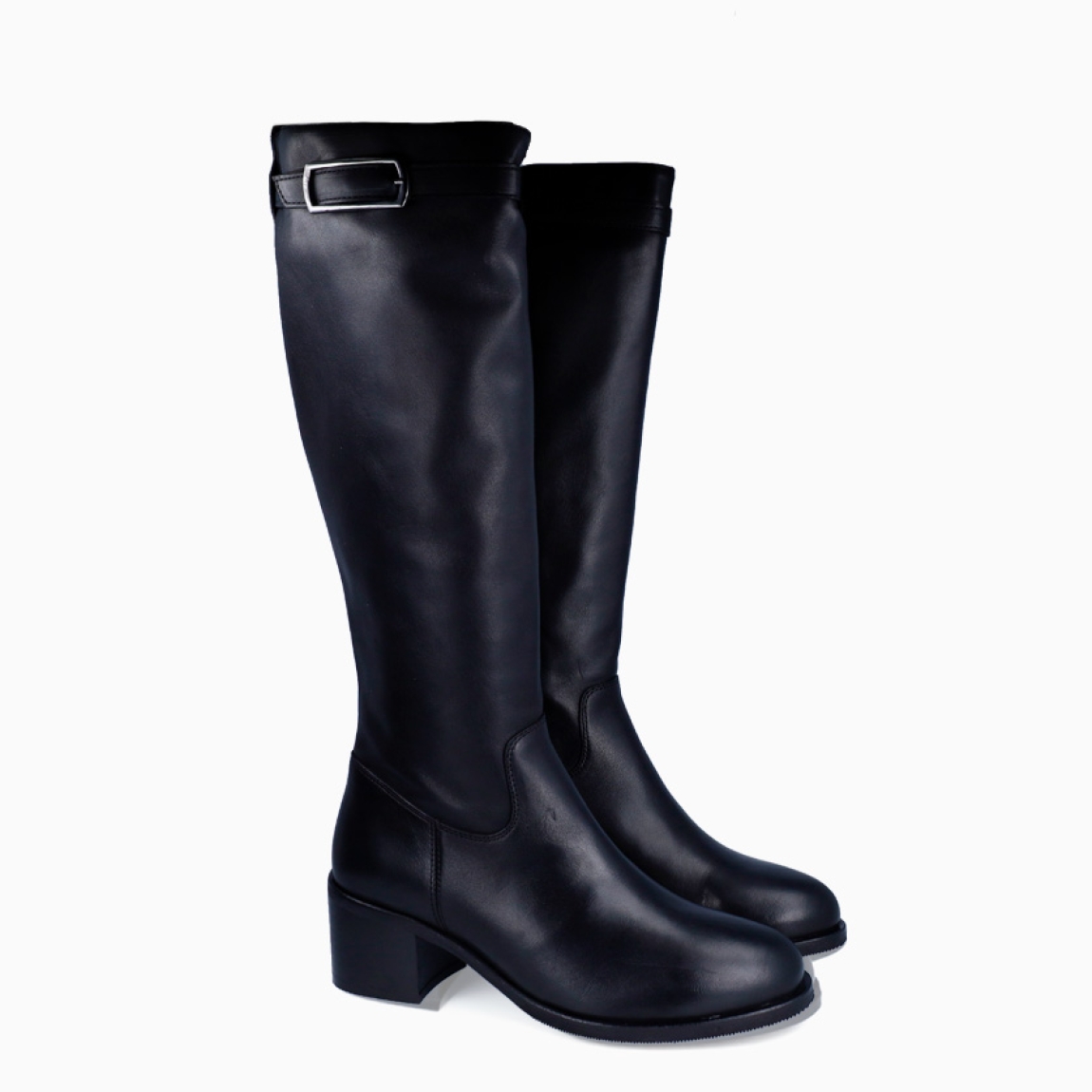 Botas de la marca Itse, modelo TANYA. Exterior en piel color negro con hebilla de metal. Interior en piel color negro. Cierre con cremallera. Esta bota larga Itse tiene un tacón de 6cm. Modelo TANYA ideal para estilizar tus looks de temporada!