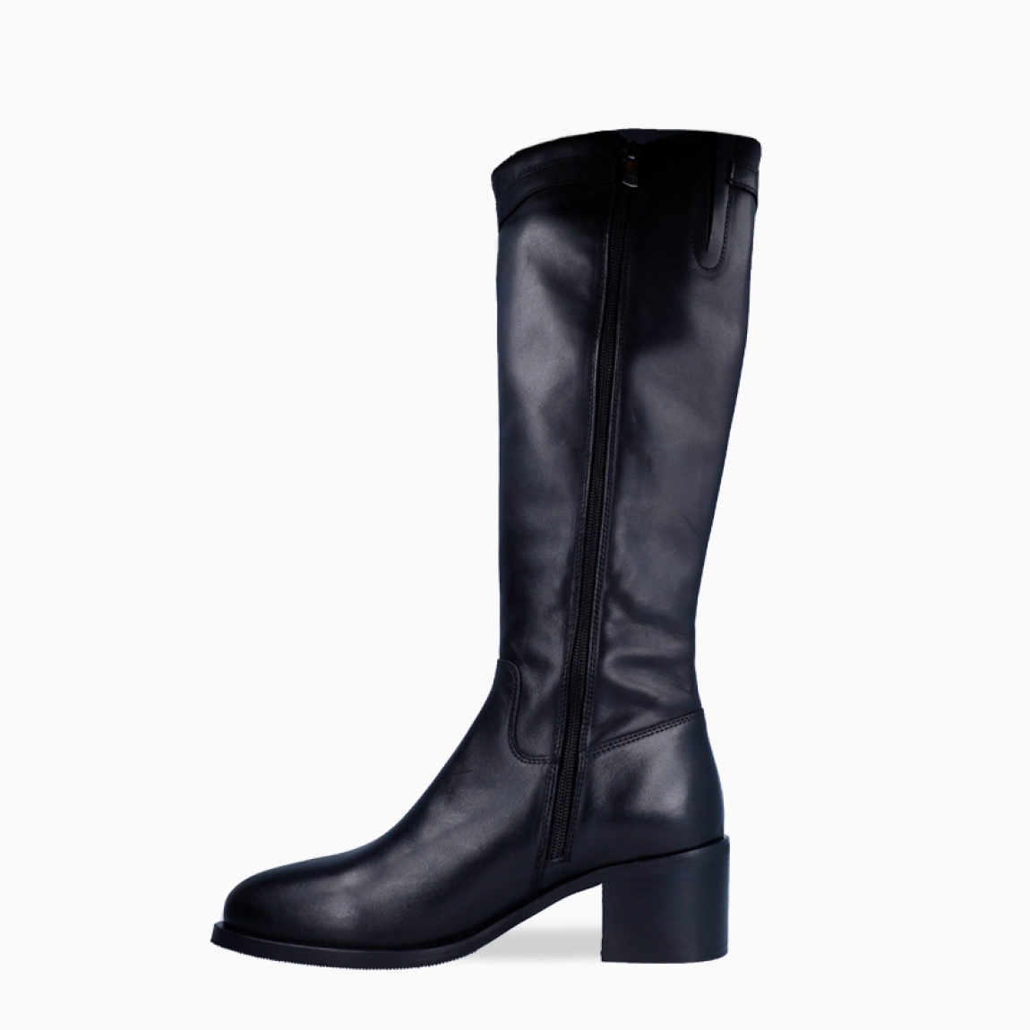 Botas de la marca Itse, modelo TANYA. Exterior en piel color negro con hebilla de metal. Interior en piel color negro. Cierre con cremallera. Esta bota larga Itse tiene un tacón de 6cm. Modelo TANYA ideal para estilizar tus looks de temporada!