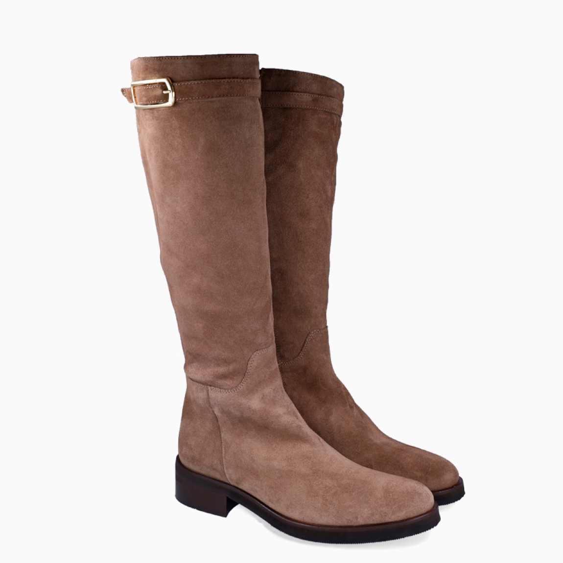 Bota alta de la marca Itse, modelo ALANE. Exterior en ante color taupe con detalle de hebilla dorada. Interior en piel color marrón. Cierre de bota Itse con cremallera y una suela con cuña de 4cm. Estas botas Itse ALANE son un complemento que estilizará tus looks de temporada!