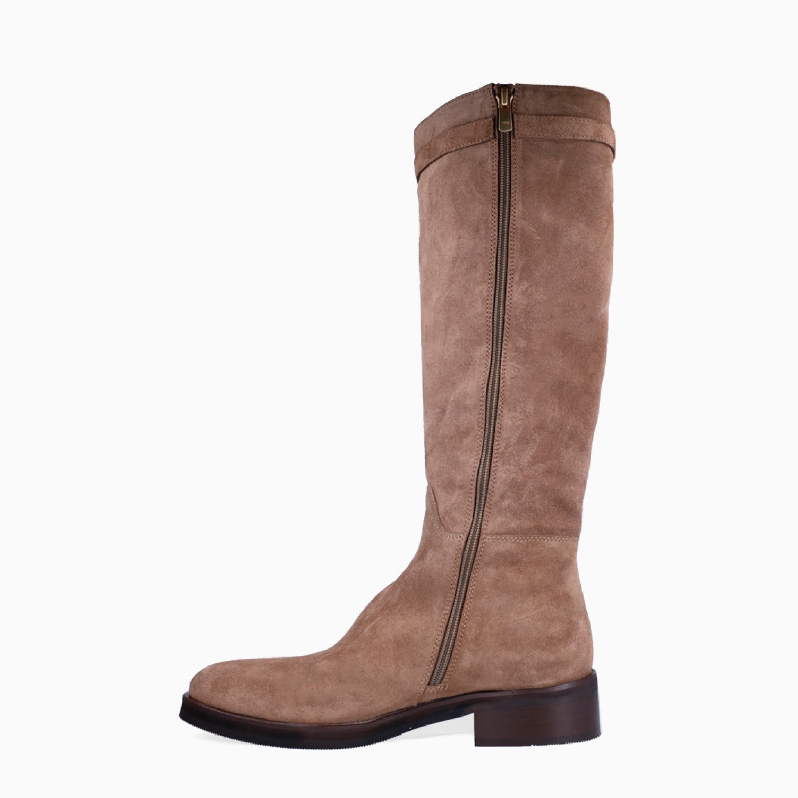 Bota alta de la marca Itse, modelo ALANE. Exterior en ante color taupe con detalle de hebilla dorada. Interior en piel color marrón. Cierre de bota Itse con cremallera y una suela con cuña de 4cm. Estas botas Itse ALANE son un complemento que estilizará tus looks de temporada!