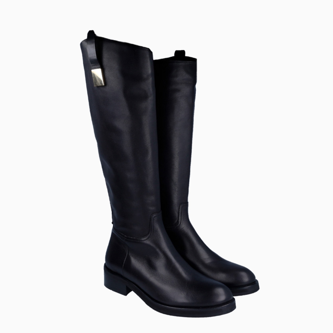 Bota alta de la marca Itse, modelo INGRID. Exterior en piel color negro con detalle de adorno dorado. Interior en piel color negro. Cierre de bota Itse con cremallera y una suela con cuña de 4cm. Estas botas Itse INGRID son un complemento que estilizará tus looks de temporada!