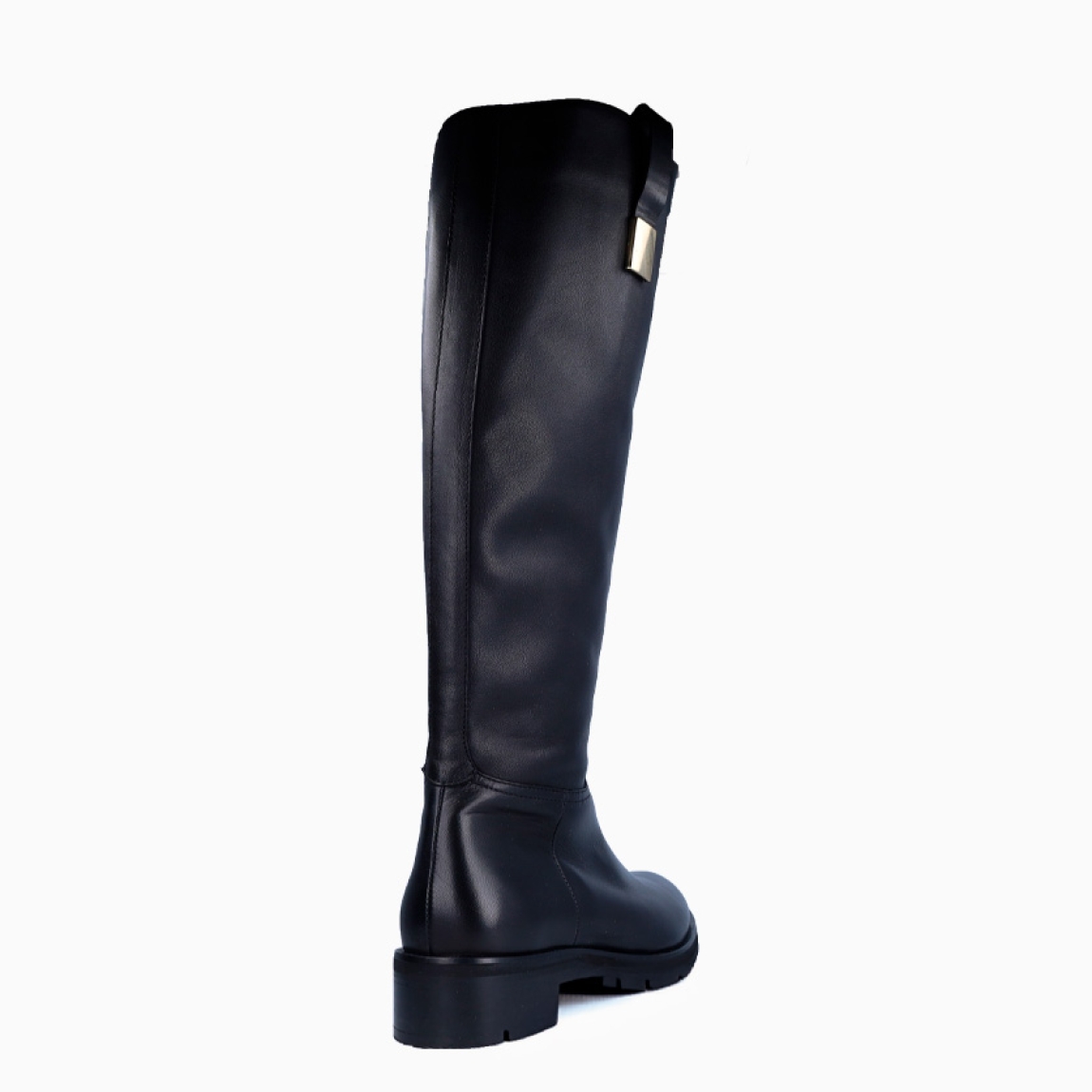 Bota alta de la marca Itse, modelo INGRID. Exterior en piel color negro con detalle de adorno dorado. Interior en piel color negro. Cierre de bota Itse con cremallera y una suela con cuña de 4cm. Estas botas Itse INGRID son un complemento que estilizará tus looks de temporada!