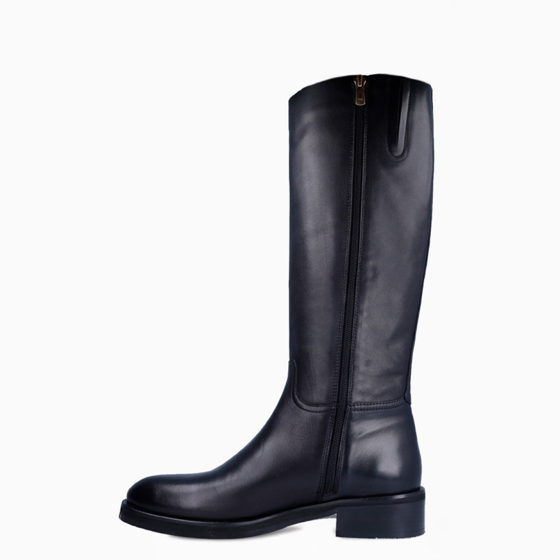 Bota alta de la marca Itse, modelo INGRID. Exterior en piel color negro con detalle de adorno dorado. Interior en piel color negro. Cierre de bota Itse con cremallera y una suela con cuña de 4cm. Estas botas Itse INGRID son un complemento que estilizará tus looks de temporada!
