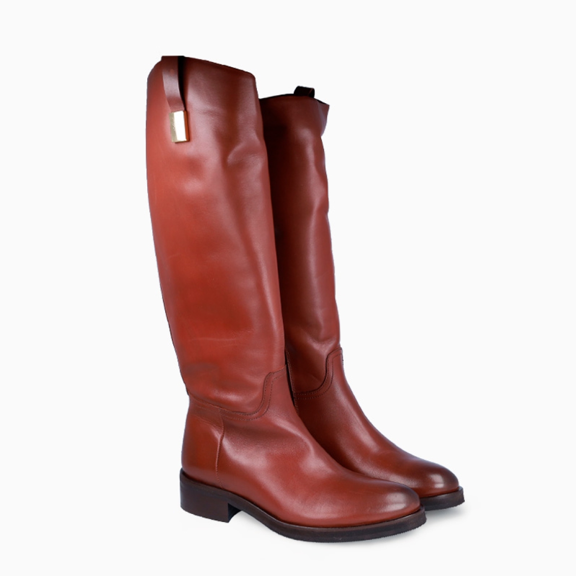 Bota alta de la marca Itse, modelo INGRID. Exterior en piel color marrón con detalle de adorno dorado. Interior en piel color marrón. Cierre de bota Itse con cremallera y una suela con cuña de 4cm. Estas botas Itse INGRID son un complemento que estilizará tus looks de temporada!