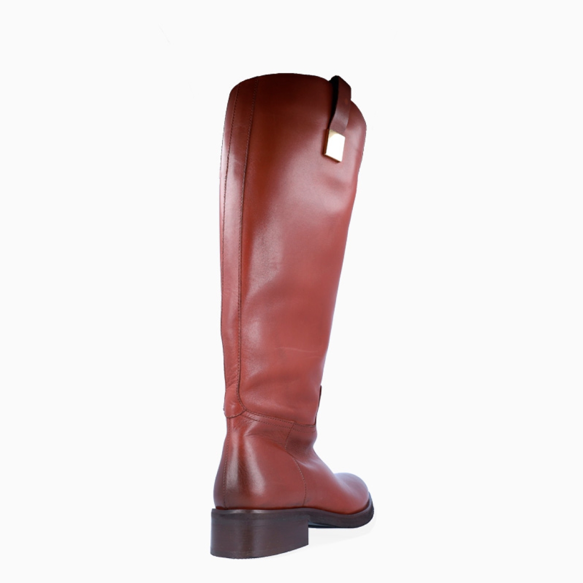 Bota alta de la marca Itse, modelo INGRID. Exterior en piel color marrón con detalle de adorno dorado. Interior en piel color marrón. Cierre de bota Itse con cremallera y una suela con cuña de 4cm. Estas botas Itse INGRID son un complemento que estilizará tus looks de temporada!