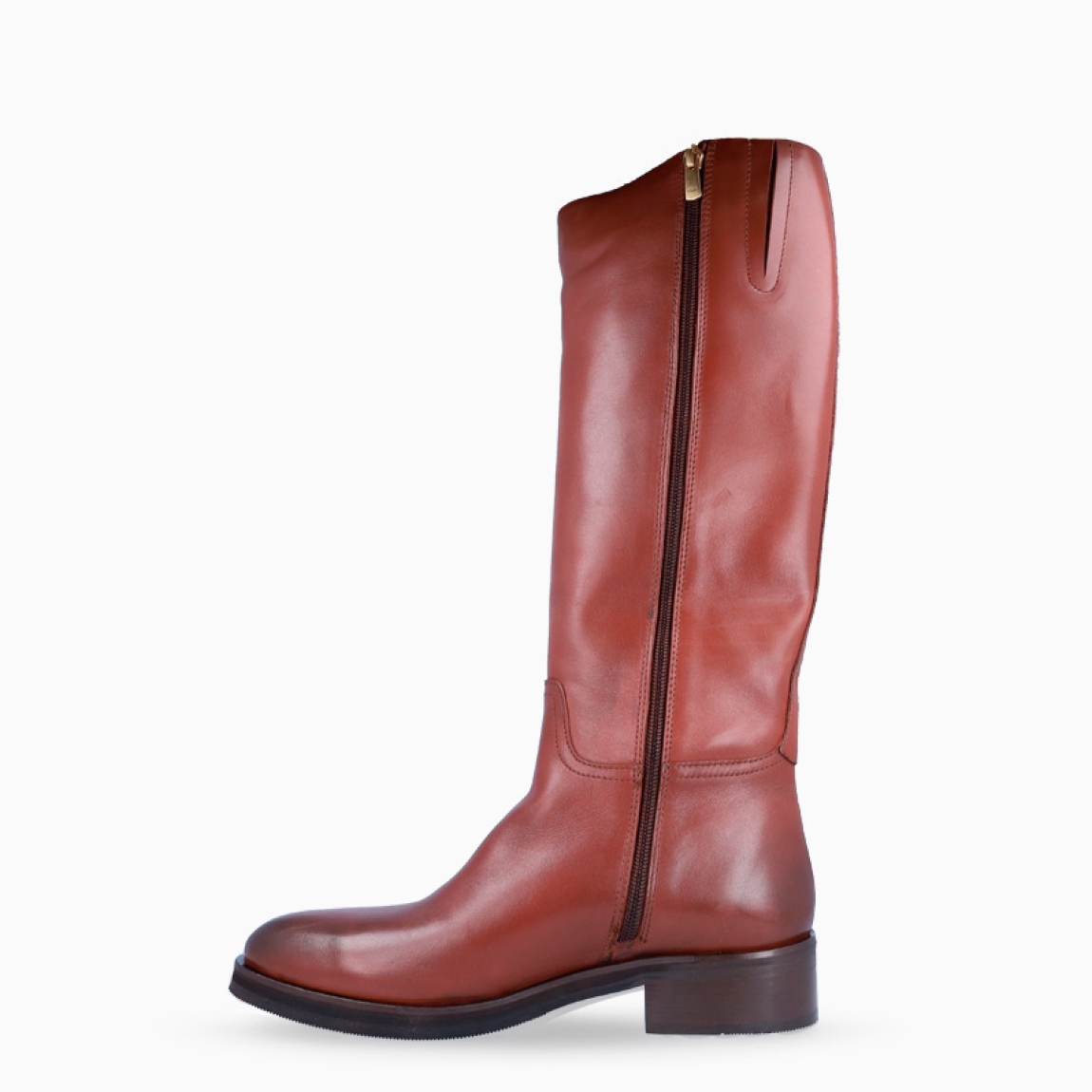 Bota alta de la marca Itse, modelo INGRID. Exterior en piel color marrón con detalle de adorno dorado. Interior en piel color marrón. Cierre de bota Itse con cremallera y una suela con cuña de 4cm. Estas botas Itse INGRID son un complemento que estilizará tus looks de temporada!