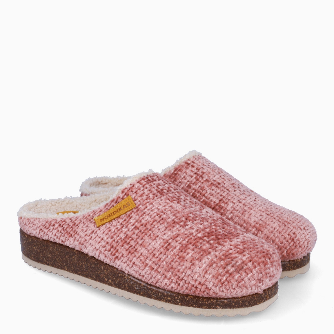 Zapatillas de la marca Nordikas, modelo ISLANDIA. Fabricadas en tejido color nude, con lana en su interior. Zapatillas con una suela de goma. Suela de goma con 2cm de plataforma. Estas zapatillas Nordikas ISLANDIA, te darán la comodidad y ligereza que necesitas en tu día a día!