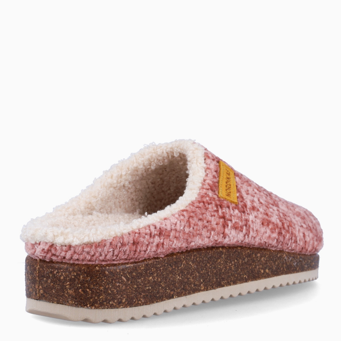 Zapatillas de la marca Nordikas, modelo ISLANDIA. Fabricadas en tejido color nude, con lana en su interior. Zapatillas con una suela de goma. Suela de goma con 2cm de plataforma. Estas zapatillas Nordikas ISLANDIA, te darán la comodidad y ligereza que necesitas en tu día a día!