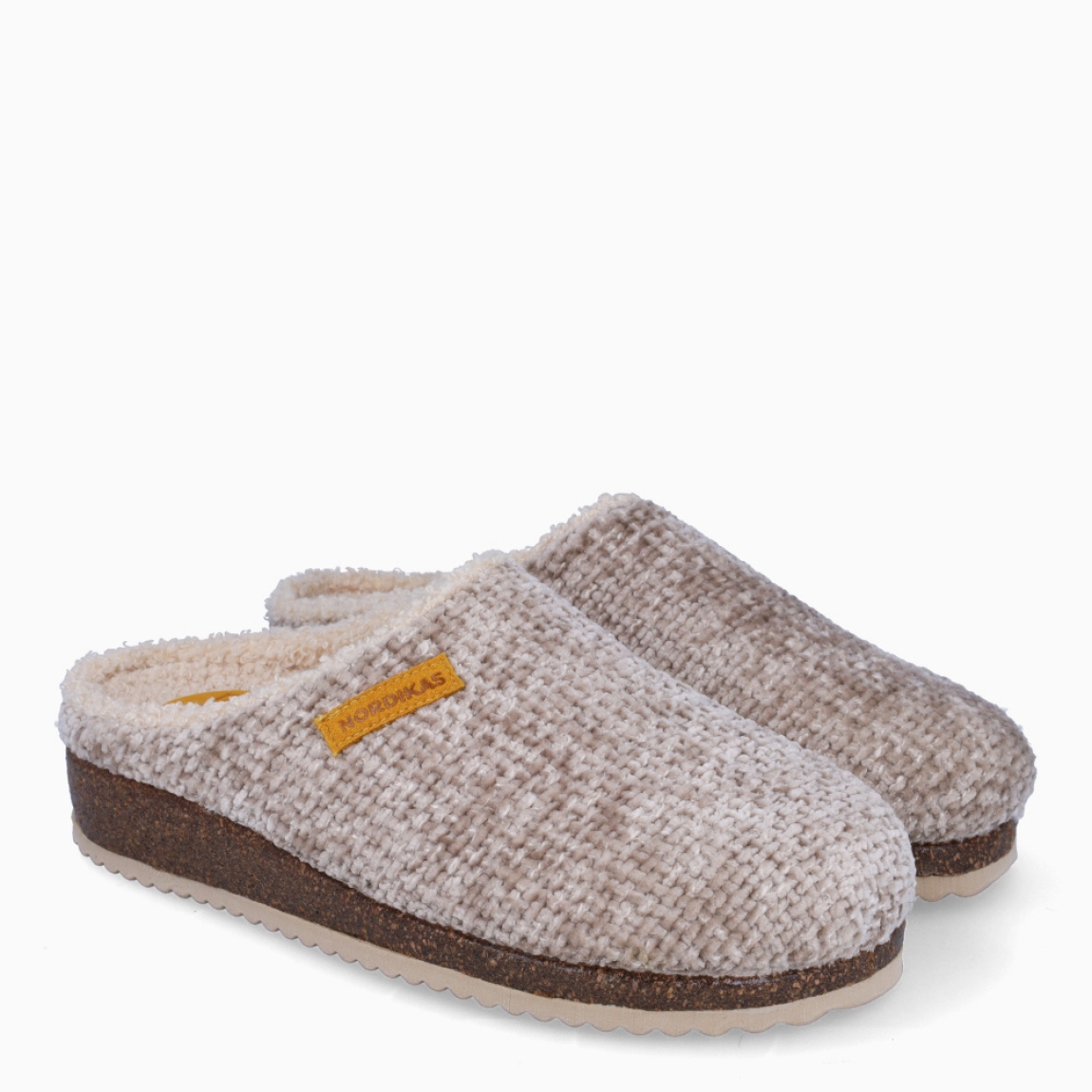 Zapatillas de la marca Nordikas, modelo ISLANDIA. Fabricadas en tejido color taupe, con lana en su interior. Zapatillas con una suela de goma. Suela de goma con 2cm de plataforma. Estas zapatillas Nordikas ISLANDIA, te darán la comodidad y ligereza que necesitas en tu día a día!