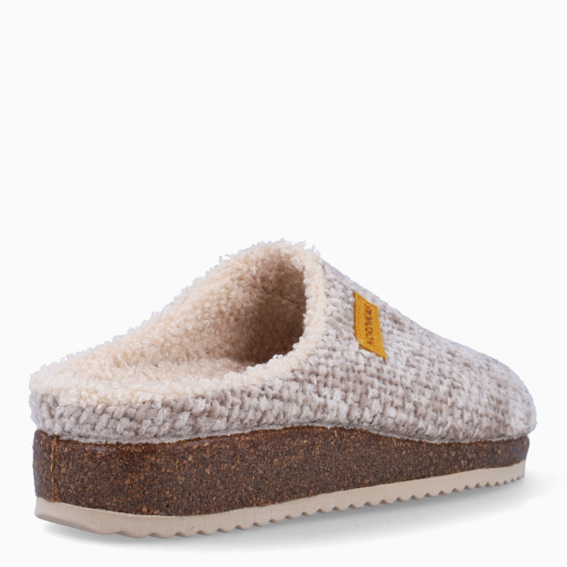 Zapatillas de la marca Nordikas, modelo ISLANDIA. Fabricadas en tejido color taupe, con lana en su interior. Zapatillas con una suela de goma. Suela de goma con 2cm de plataforma. Estas zapatillas Nordikas ISLANDIA, te darán la comodidad y ligereza que necesitas en tu día a día!