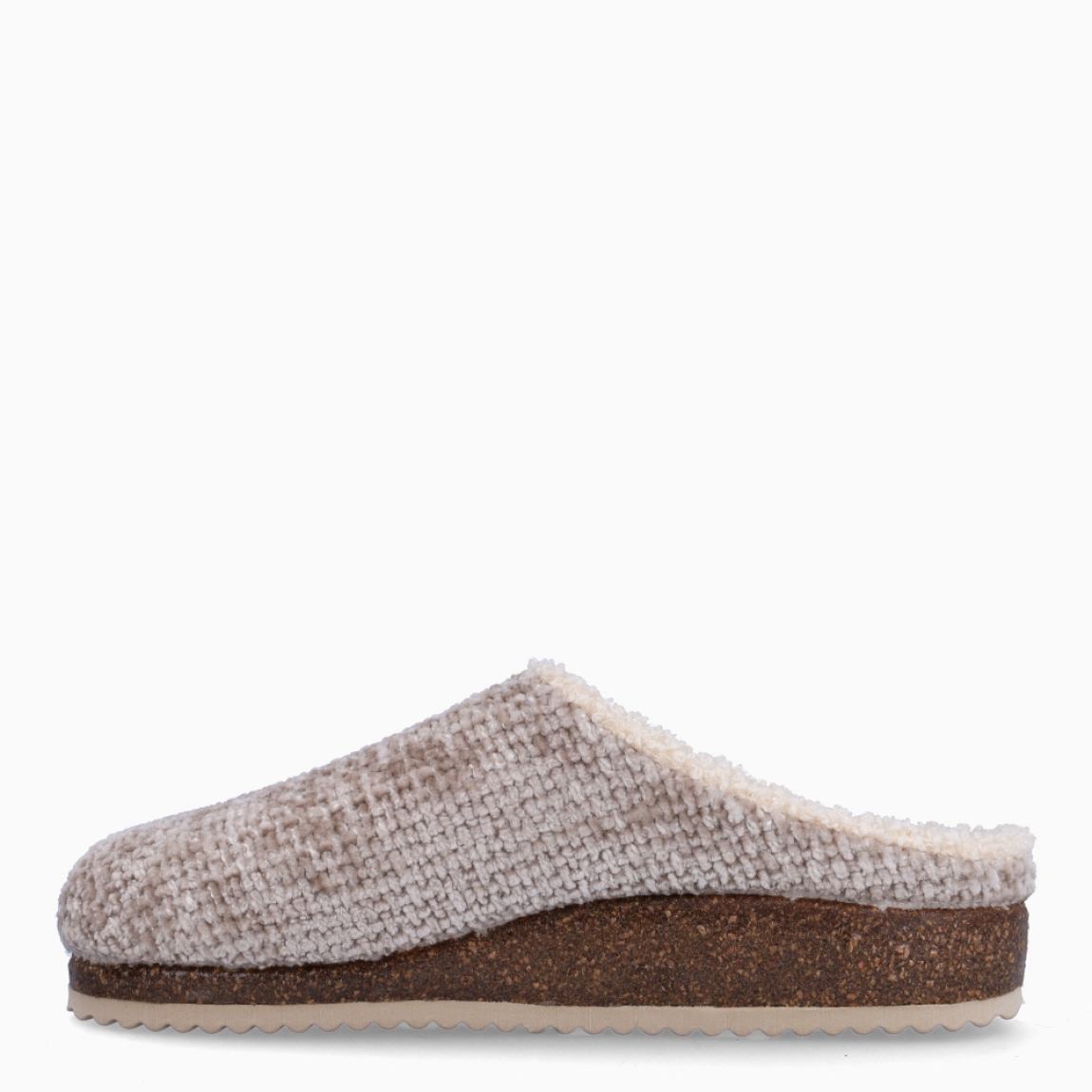 Zapatillas de la marca Nordikas, modelo ISLANDIA. Fabricadas en tejido color taupe, con lana en su interior. Zapatillas con una suela de goma. Suela de goma con 2cm de plataforma. Estas zapatillas Nordikas ISLANDIA, te darán la comodidad y ligereza que necesitas en tu día a día!