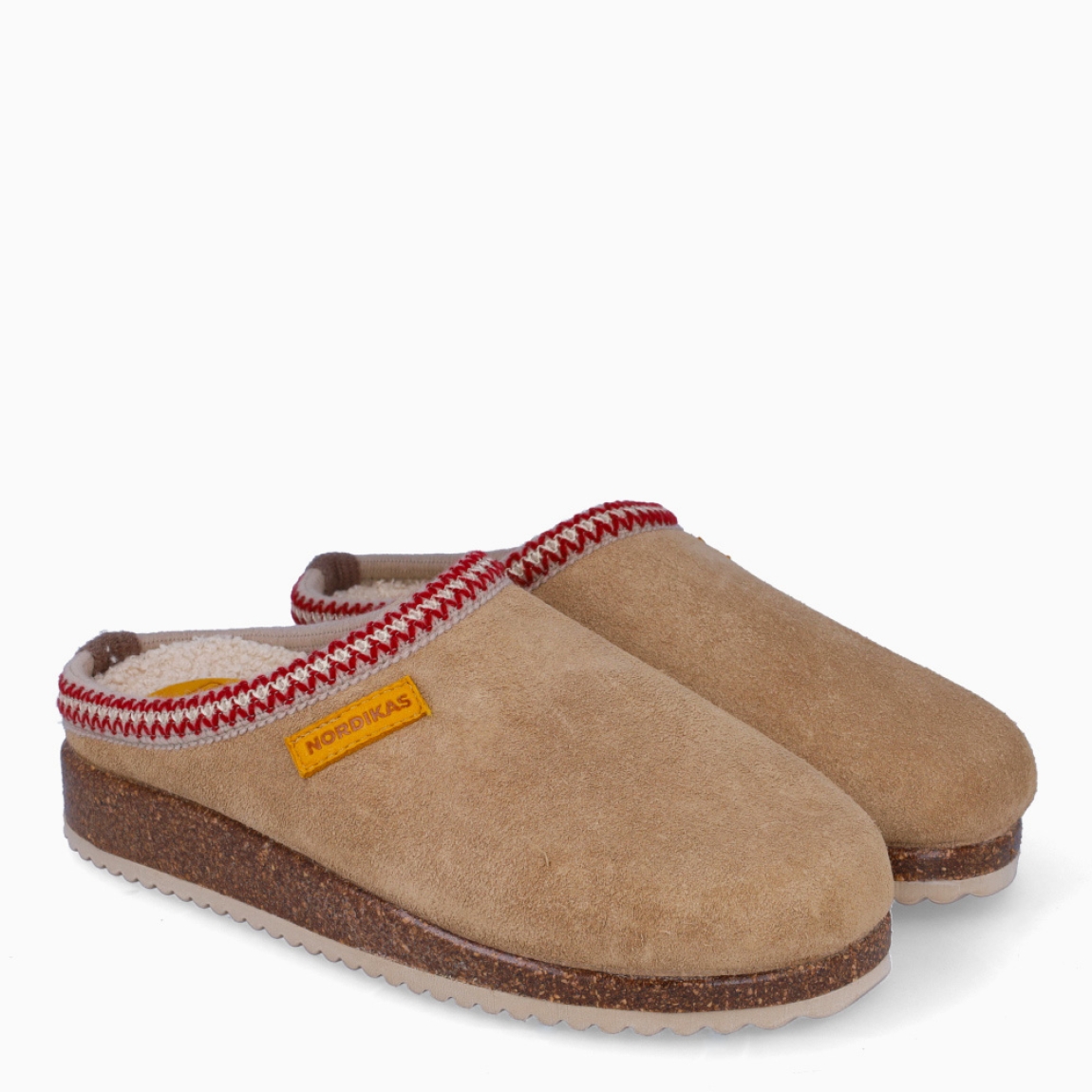 Zapatillas de la marca Nordikas, modelo 224. Fabricadas en tela color camel con detalle en tejido rojo , con lana en su interior. Zapatillas con una suela de goma con 2cm de plataforma. Estas zapatillas Nordikas 224, te darán la comodidad y ligereza que necesitas en tu día a día!