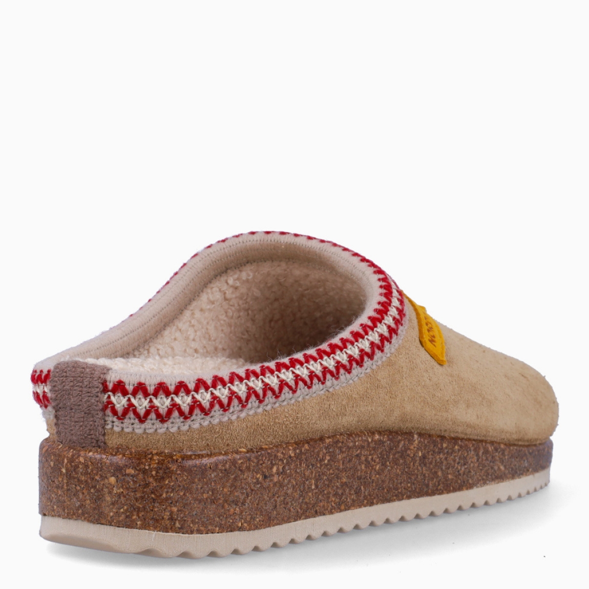 Zapatillas de la marca Nordikas, modelo 224. Fabricadas en tela color camel con detalle en tejido rojo , con lana en su interior. Zapatillas con una suela de goma con 2cm de plataforma. Estas zapatillas Nordikas 224, te darán la comodidad y ligereza que necesitas en tu día a día!