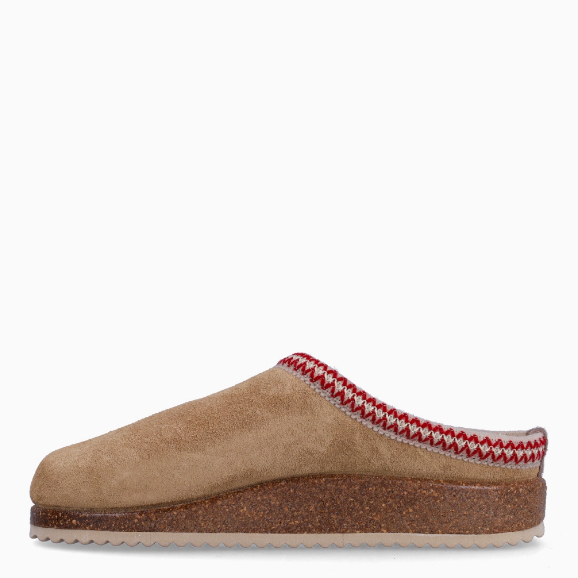 Zapatillas de la marca Nordikas, modelo 224. Fabricadas en tela color camel con detalle en tejido rojo , con lana en su interior. Zapatillas con una suela de goma con 2cm de plataforma. Estas zapatillas Nordikas 224, te darán la comodidad y ligereza que necesitas en tu día a día!